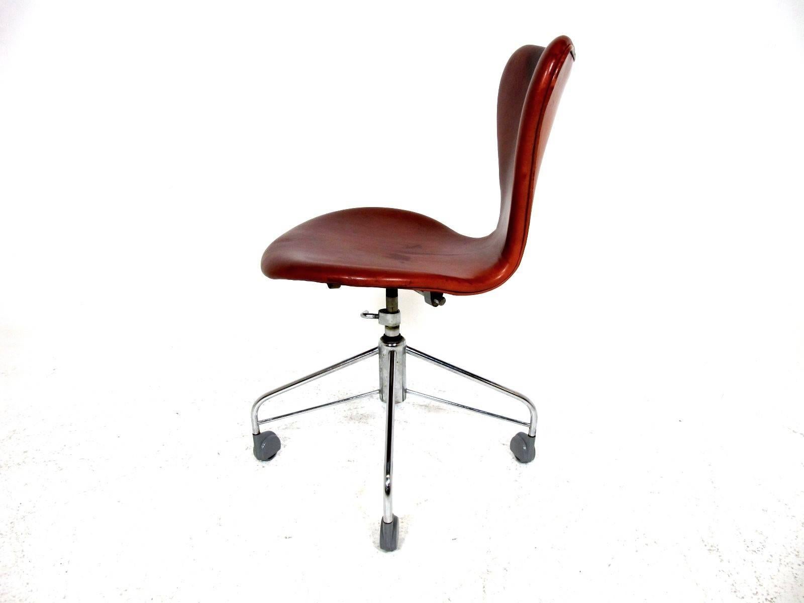 Swivel chair/office chair in cognac leather, model 3117 designed by Arne Jacobsen. Produced by Fritz Hansen in Denmark, 1960s.