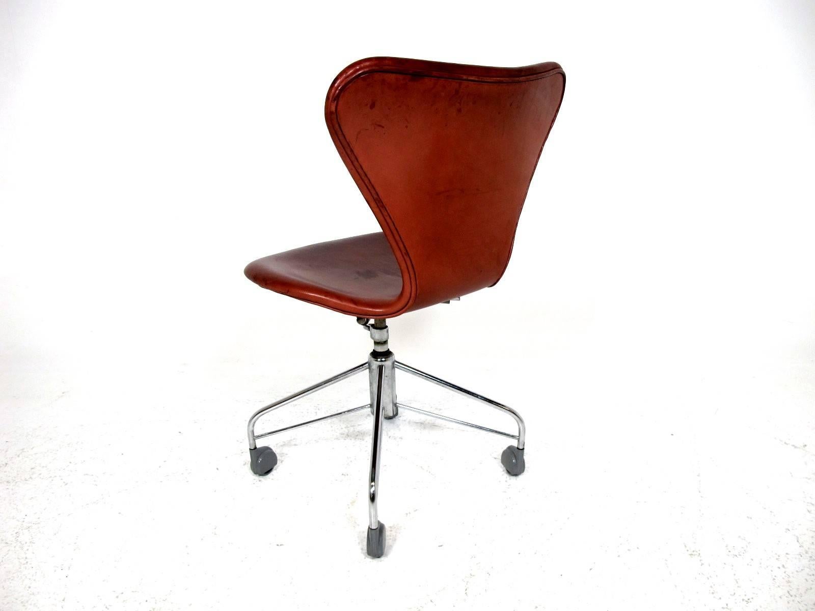 Danish Office Chair Cognac Leather Model 3117 by Arne Jacobsen for Fritz Hansen