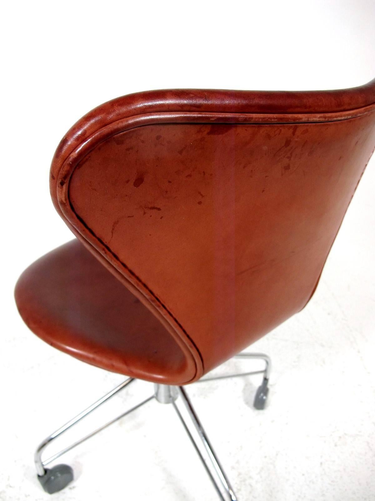 Office Chair Cognac Leather Model 3117 by Arne Jacobsen for Fritz Hansen In Good Condition In Helsingborg, SE