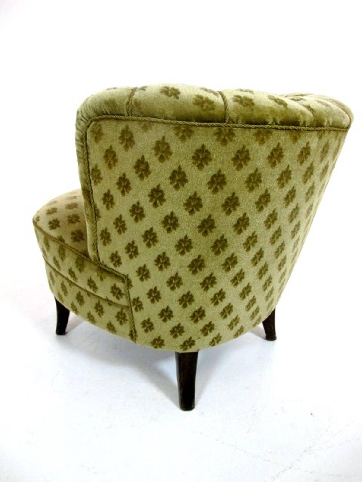 Beautiful Fan Backed Swedish Upholstered Lounge Chair, 1940s In Good Condition For Sale In Helsingborg, SE