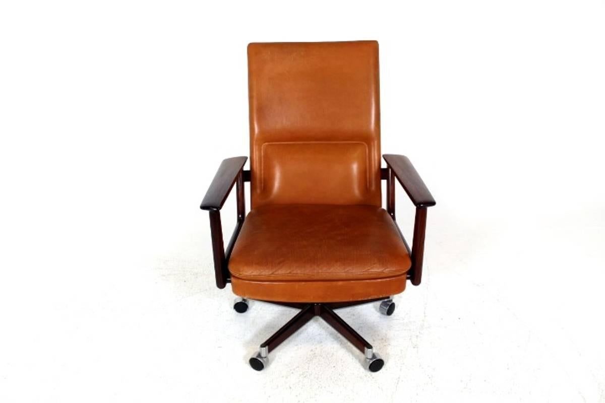 Office desk chair by Arne Vodder for Sibast Furniture 1960s original leather with rosewood armrests, five star base with castors.