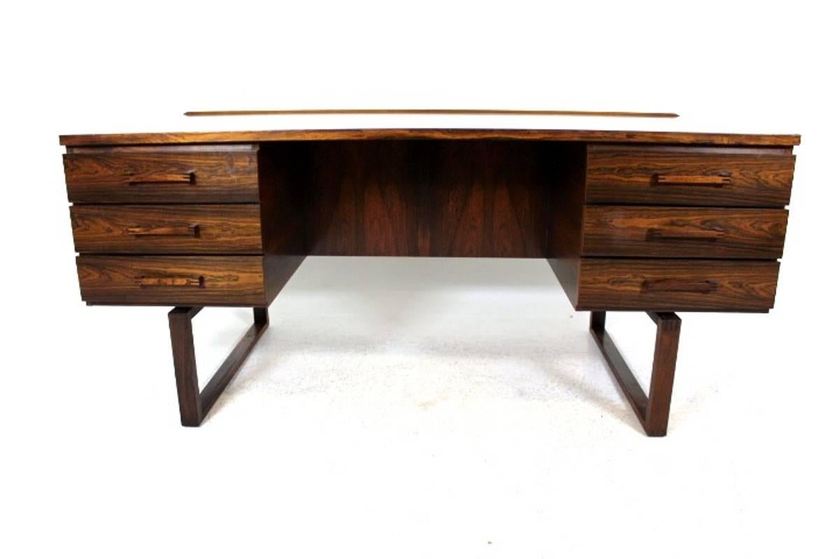 High quality Danish rosewood writing desk, designed by Kai Kristiansen for Preben Schou Andersen, circa 1955.
Front with six drawers, backside with a storage compartment. Centered sled base. Desk top with nice curved edge. The handles and legs have