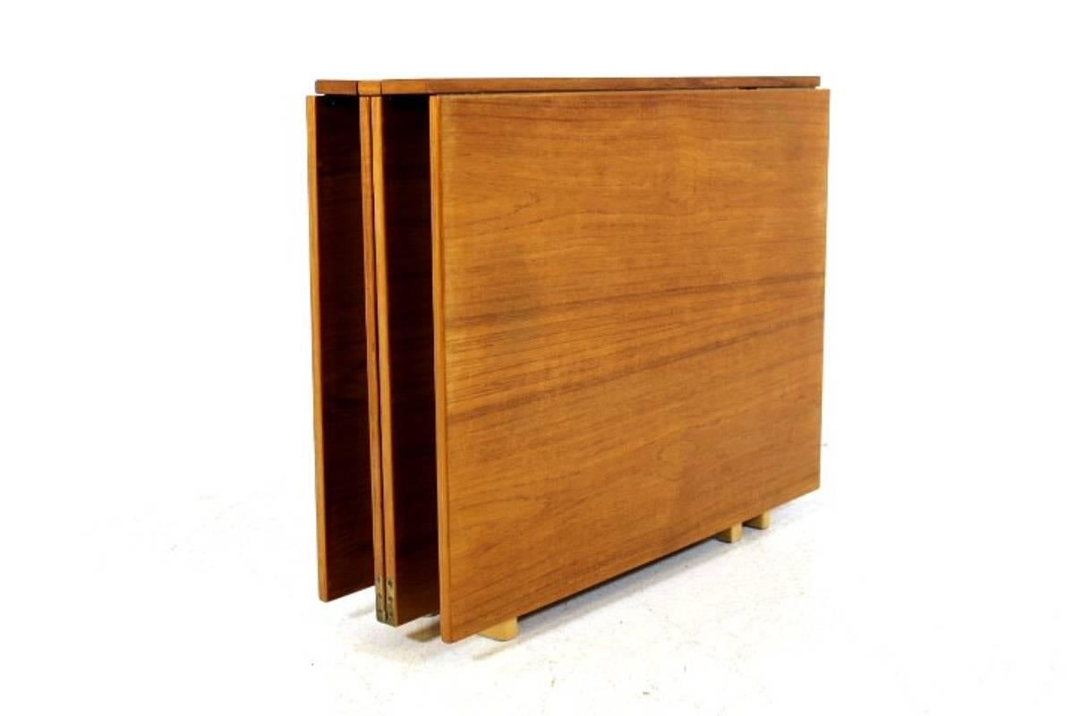 Mid-Century Modern dining table, Maria Flap designed by Bruno Mathsson for Karl Mathsson. A dining table with gate legs and expandable. Made in teak and birchwood. Made in Sweden. The table extends from 23 cm when completely folded to a full 285 cm.