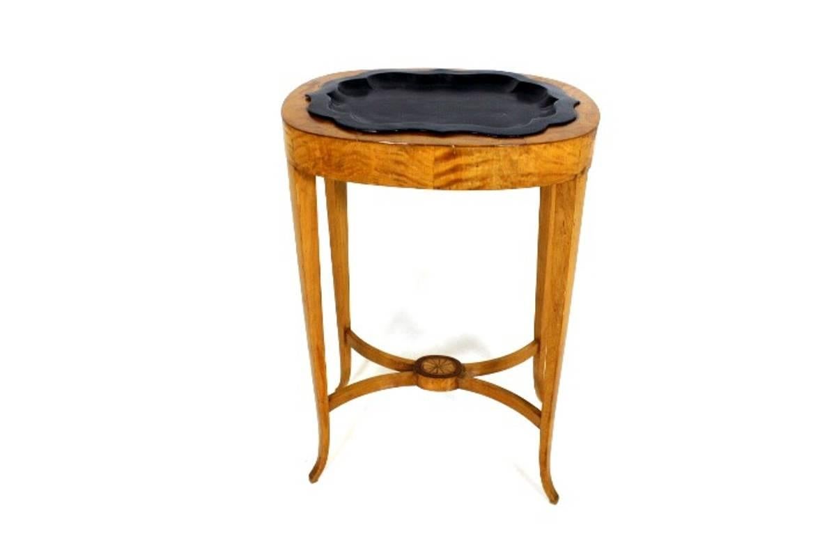 Swedish Small Empire or Biedermeier Tray Table in Flame Birch, circa 1820 In Excellent Condition For Sale In Helsingborg, SE