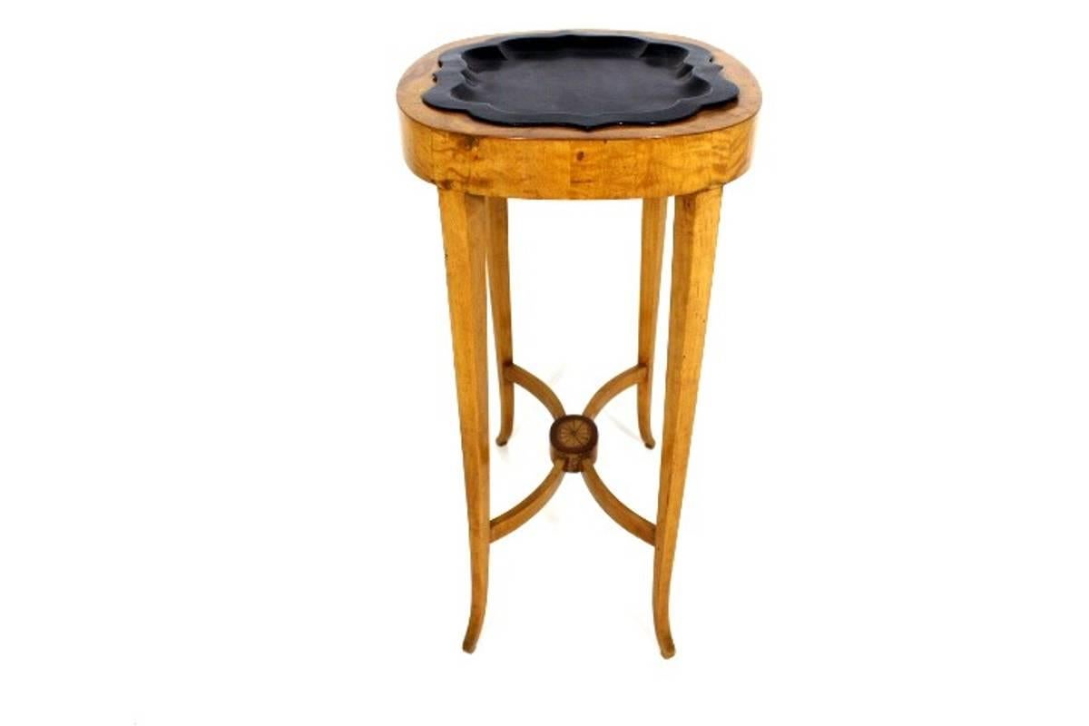 A fine small Empire or Biedermeier tray table in polished flame birch with black metal tray, Sweden, circa 1820. French-polish finish.


 