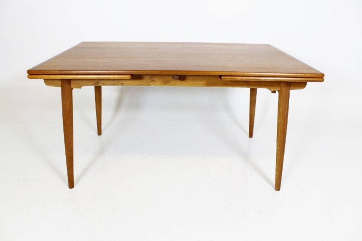 Scandinavian Dining Table by Hans J Wegner for Anreas Tuck in Teak and Oak. Two extensions leafs, model AT 312, designed by Hans J Wegner in the 1950s and produced by Andreas Tuck. Burn stamped.
Measures: W= 140 + 50 +50 = 190 cm.