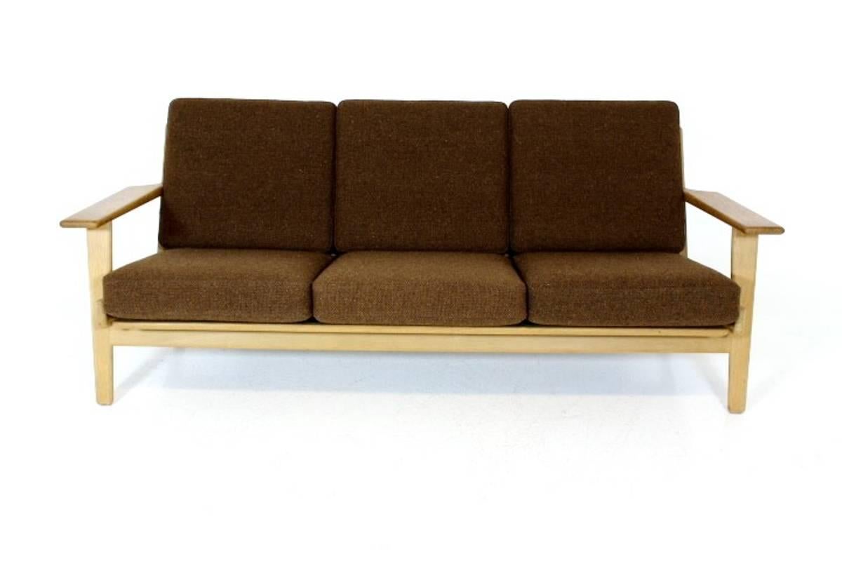 Three-seat sofa GE 290 designed by Hans J. Wegner in 1953 and manufactured by GETAMA in the 1960s. The sofa is in oak with spring cushions and wool fabric.