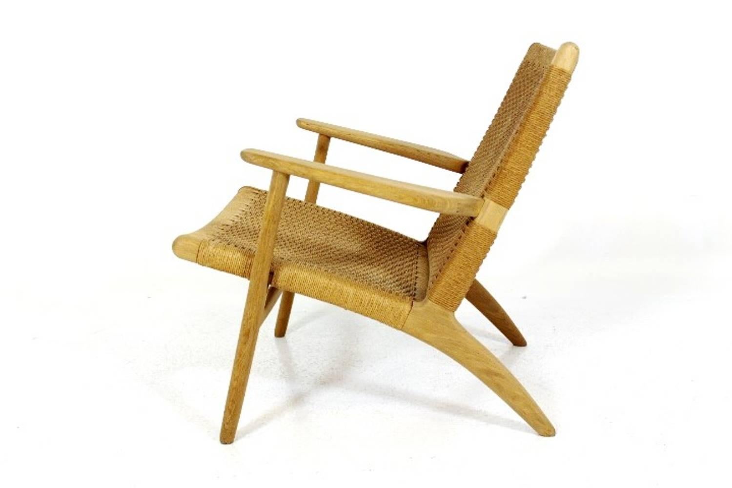Scandinavian Modern Hans J Wegner CH25 Lounge Chair in Oak and Papercord, 1950s