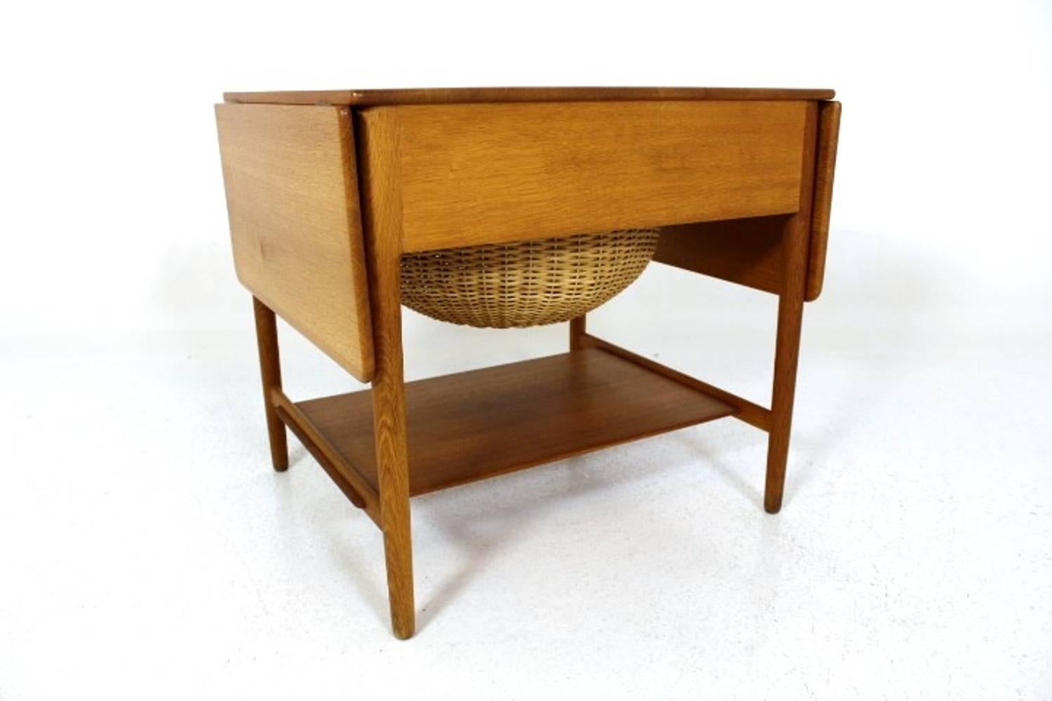 Sewing Table in Solid Oak by Hans J. Wegner, 1959 for Andreas Tuck, Model AT-33 In Excellent Condition In Helsingborg, SE