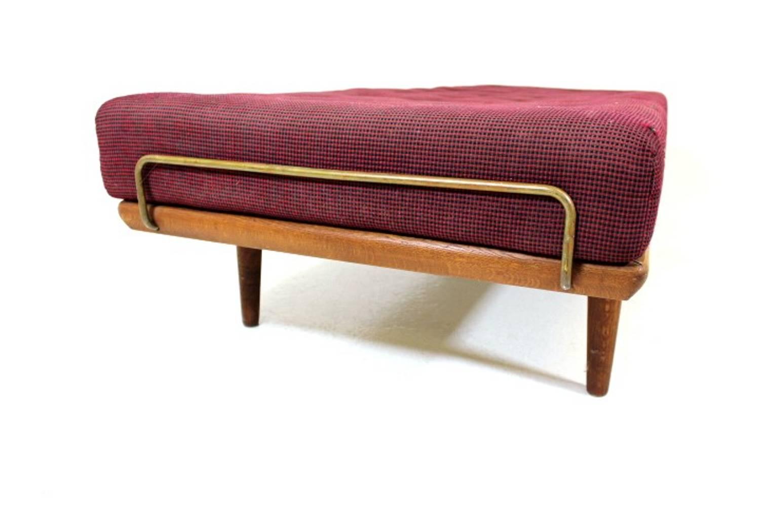 Scandinavian Modern Scandinavian Daybed Model GE19 Hans J. Wegner for GETAMA Oak and Brass For Sale