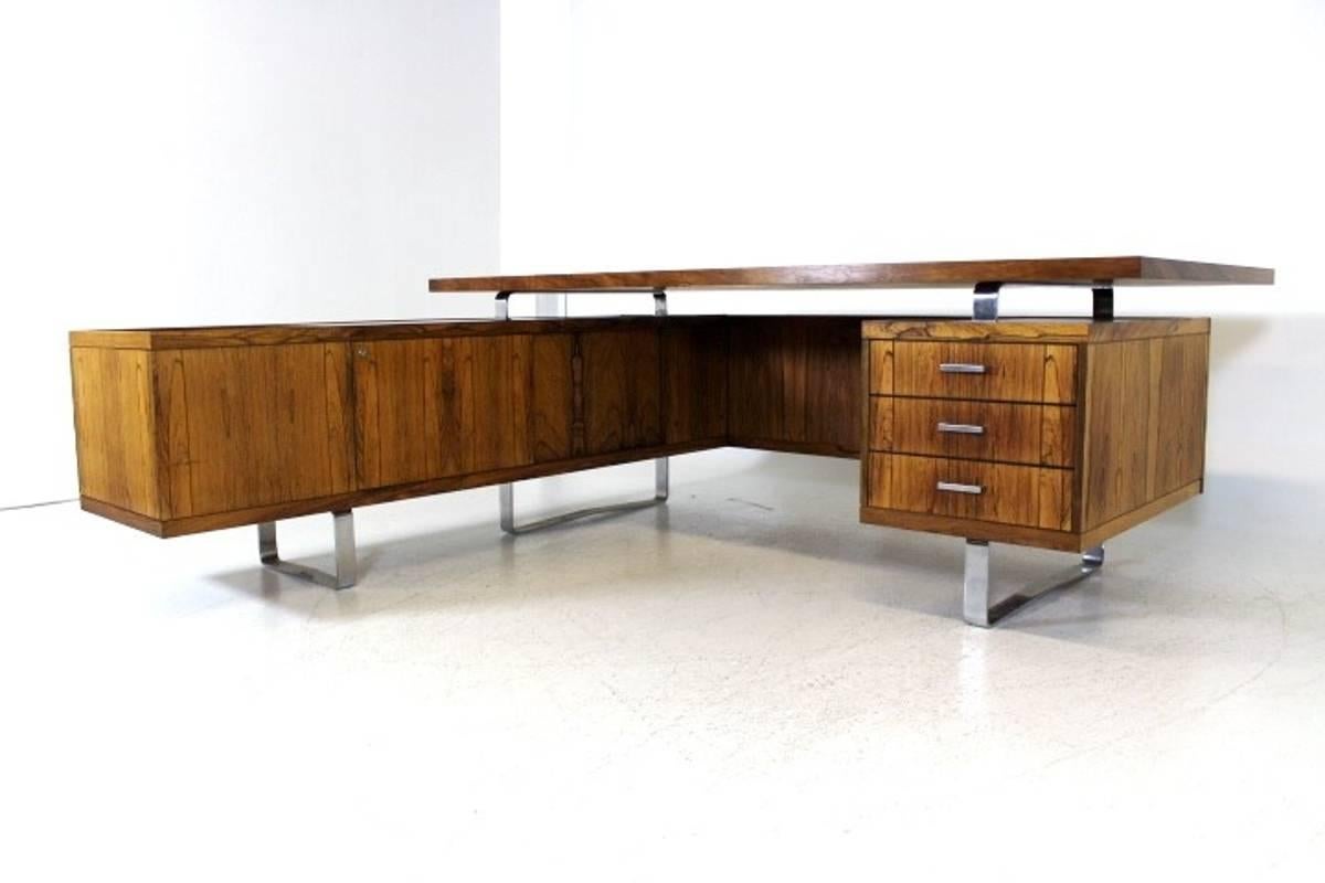 A magnificent rosewood executive L-shaped desk, this was designed by Jørgen Pedersen, and was made in Denmark during the 1970s. Produced by E. Pedersen & Søn A/S. Excellent vintage condition, with small signs of usage.