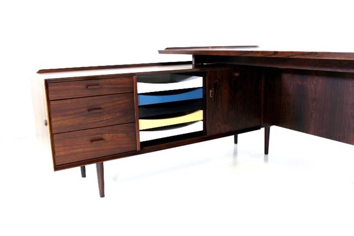 Big executive L-shaped desk designed by Arne Vodder and produced by Sibast Furniture, Denmark 1960s. This very elegant L-shaped rosewood executive desk offers a lot of working space and storage options. The piece consists of a higher and lower part.