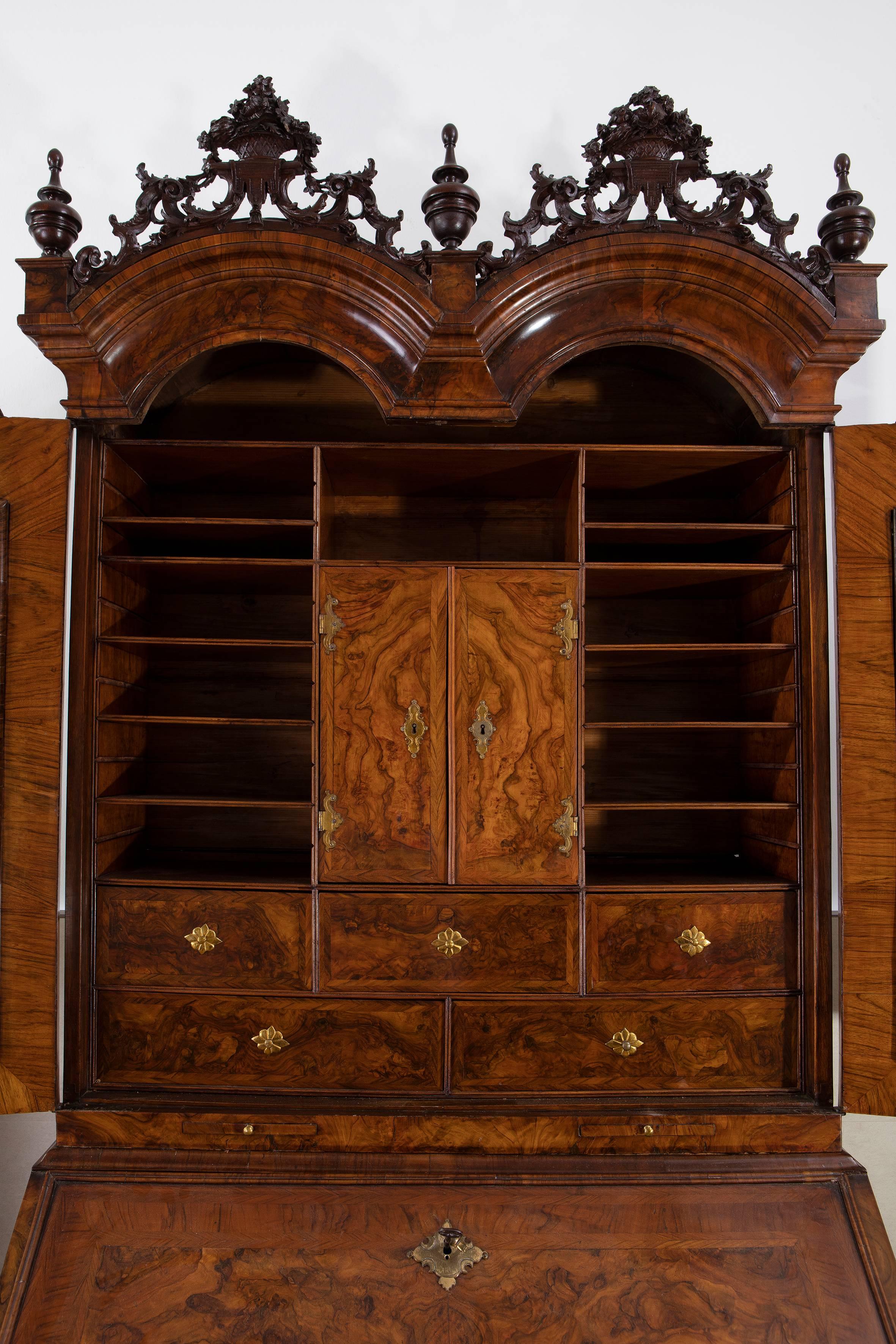 North Italian Walnut Bureau Cabinet, Veneto, Second Quarter of the 18th Century In Good Condition For Sale In Milan, IT