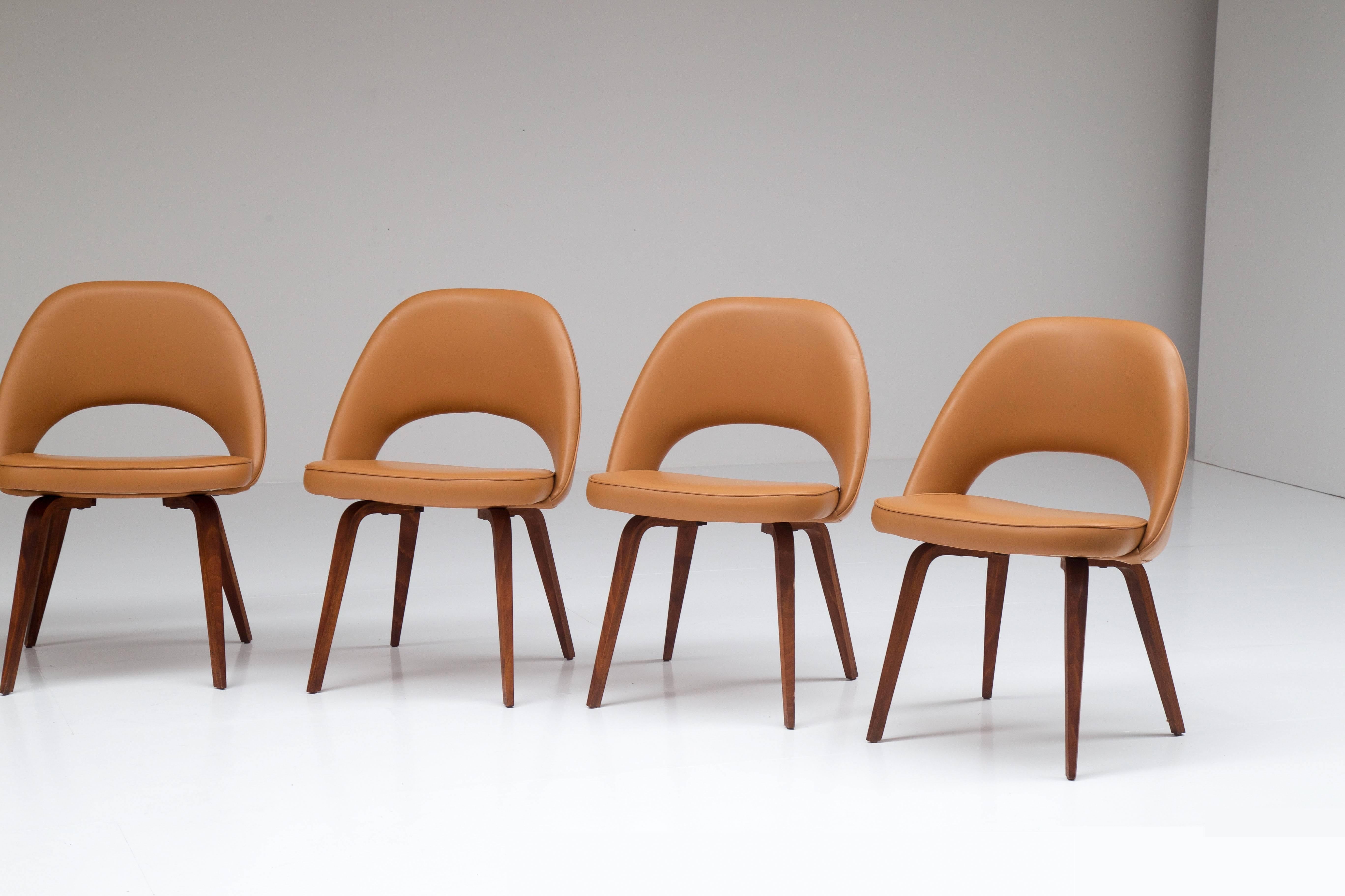 Large Set of Conference Chairs by Eero Saarinen In Excellent Condition For Sale In Brugge, BE