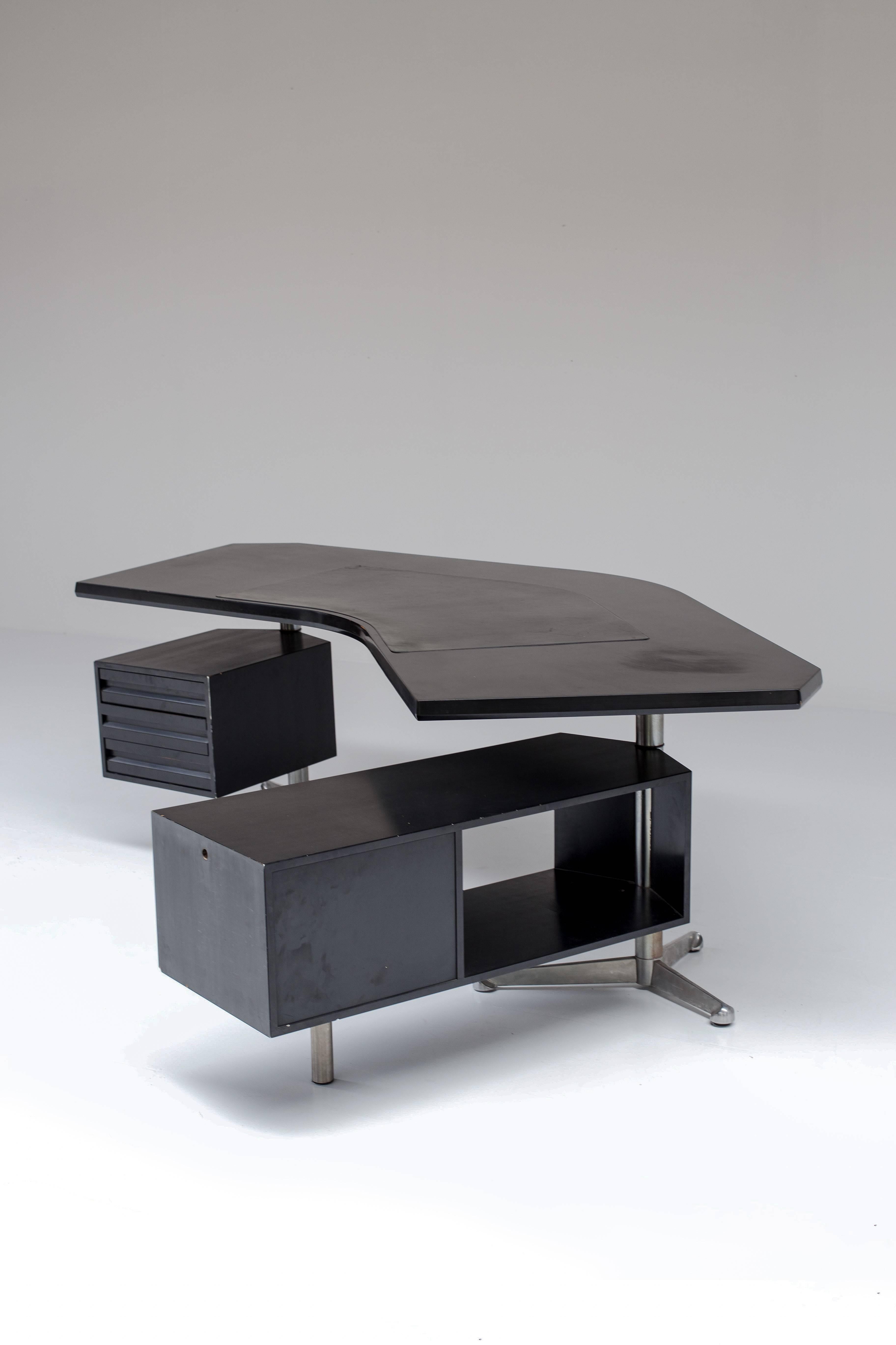 Desk T-96 'Boomerang', in wood and metal, by Osvaldo Borsani for Tecno, Italy, 1956.

A very nice black version of this well-known design by Osvaldo Borsani. The two revolving cabinets are held in place by the characteristic stainless steel
