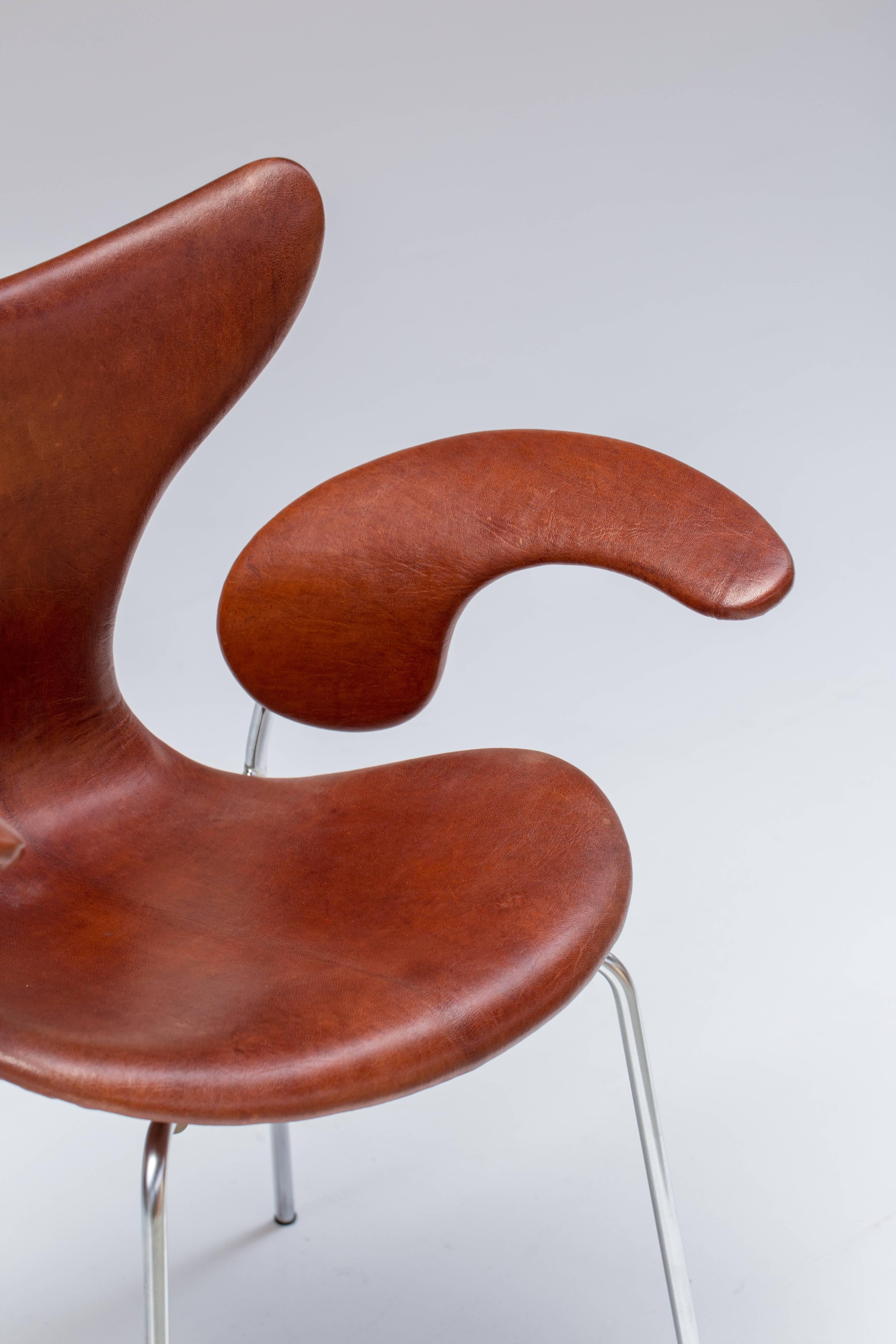 Mid-Century Modern Pair of Leather Seagull Chairs For Sale