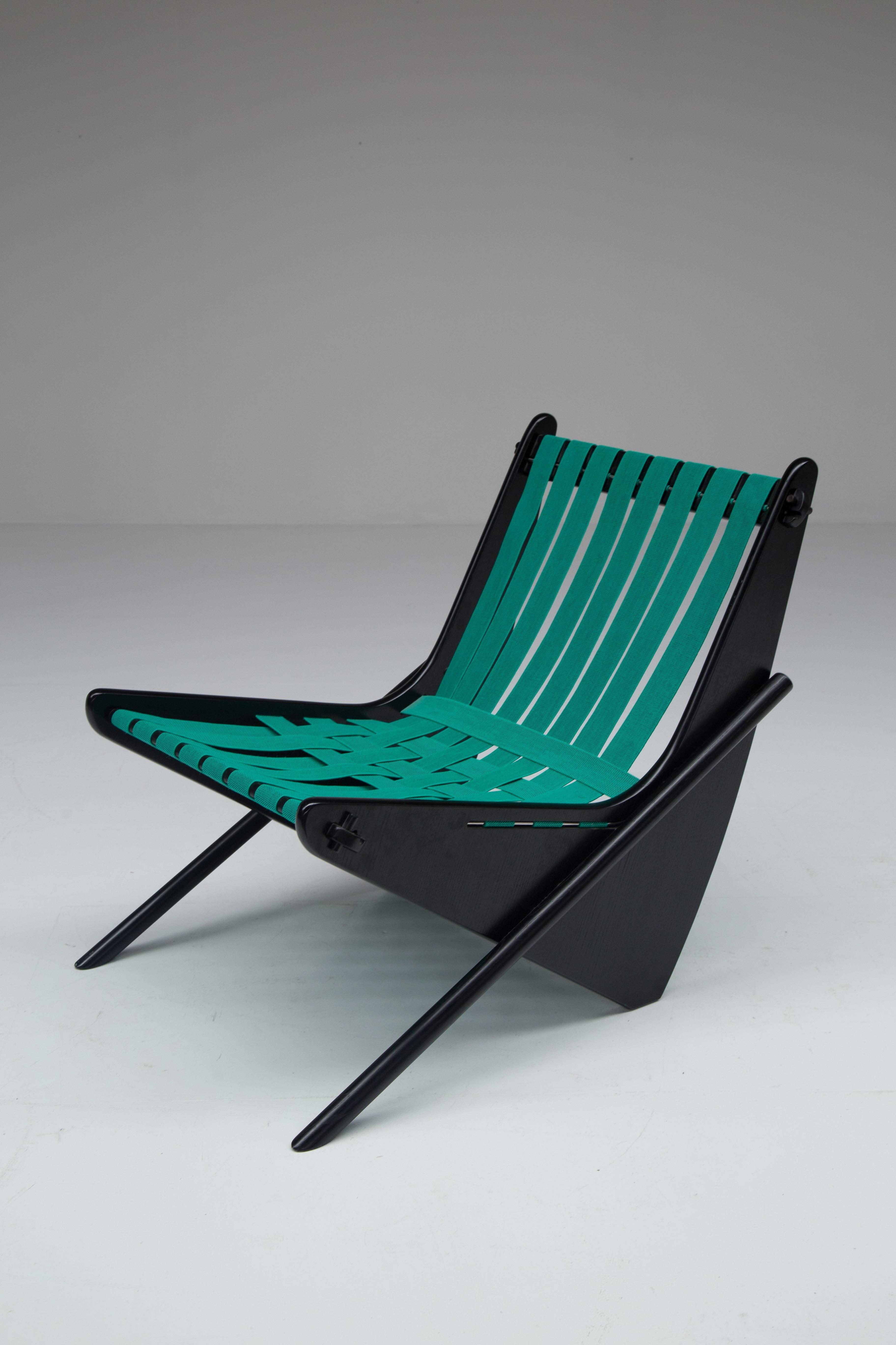 Rare comfortable easy chair designed by Neutra in 1940s and edited by Italian company SRL for the European market in the 1980s.