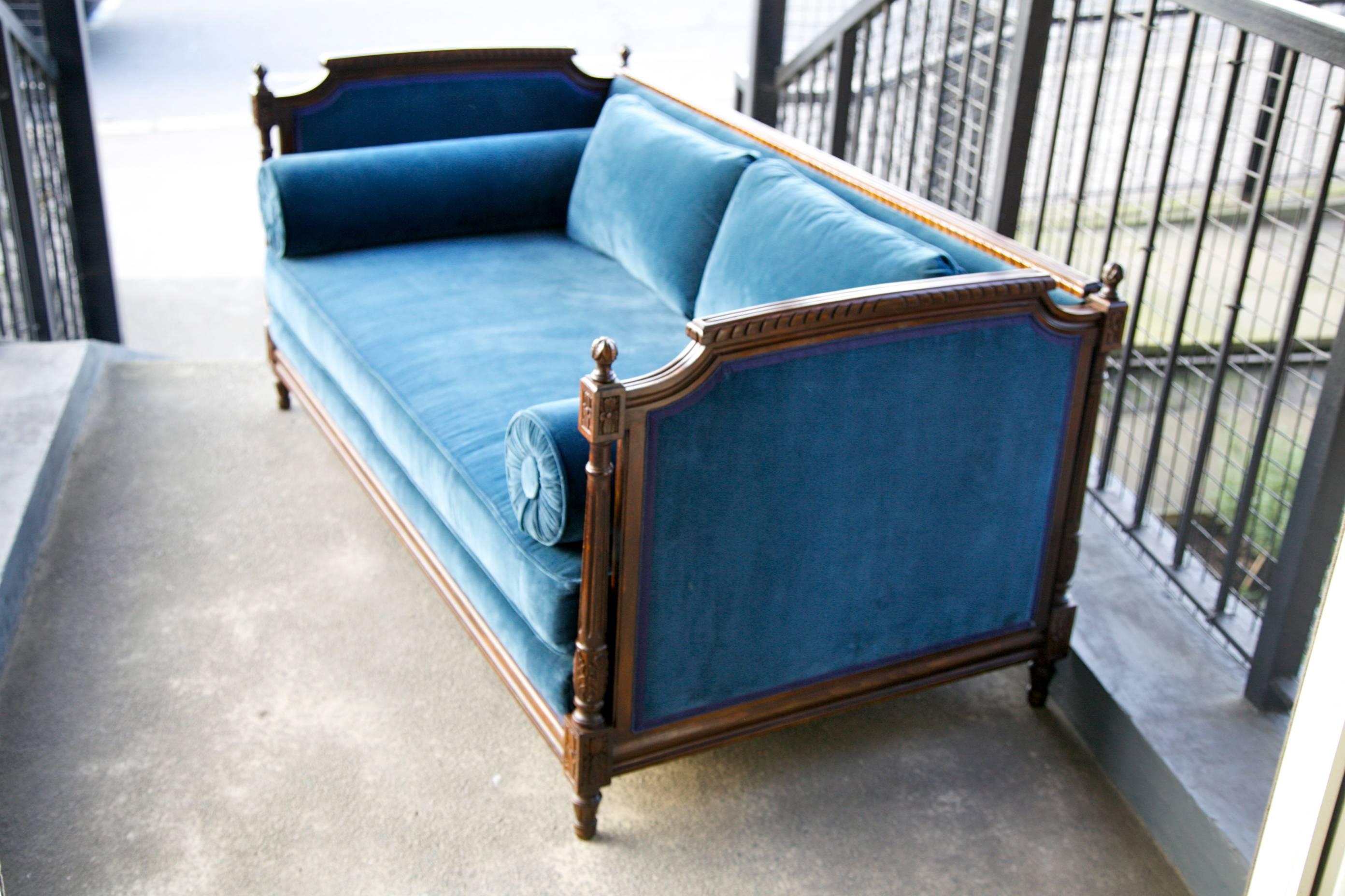 Französisches Sofa im Stil Louis XVI, handgeschnitzt aus massivem Buchenholz. Vollständig 