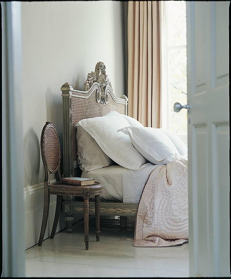 Rosace-Bett: Handgeschnitzt im Louis-XVI.-Stil von La Maison London (21. Jahrhundert und zeitgenössisch) im Angebot