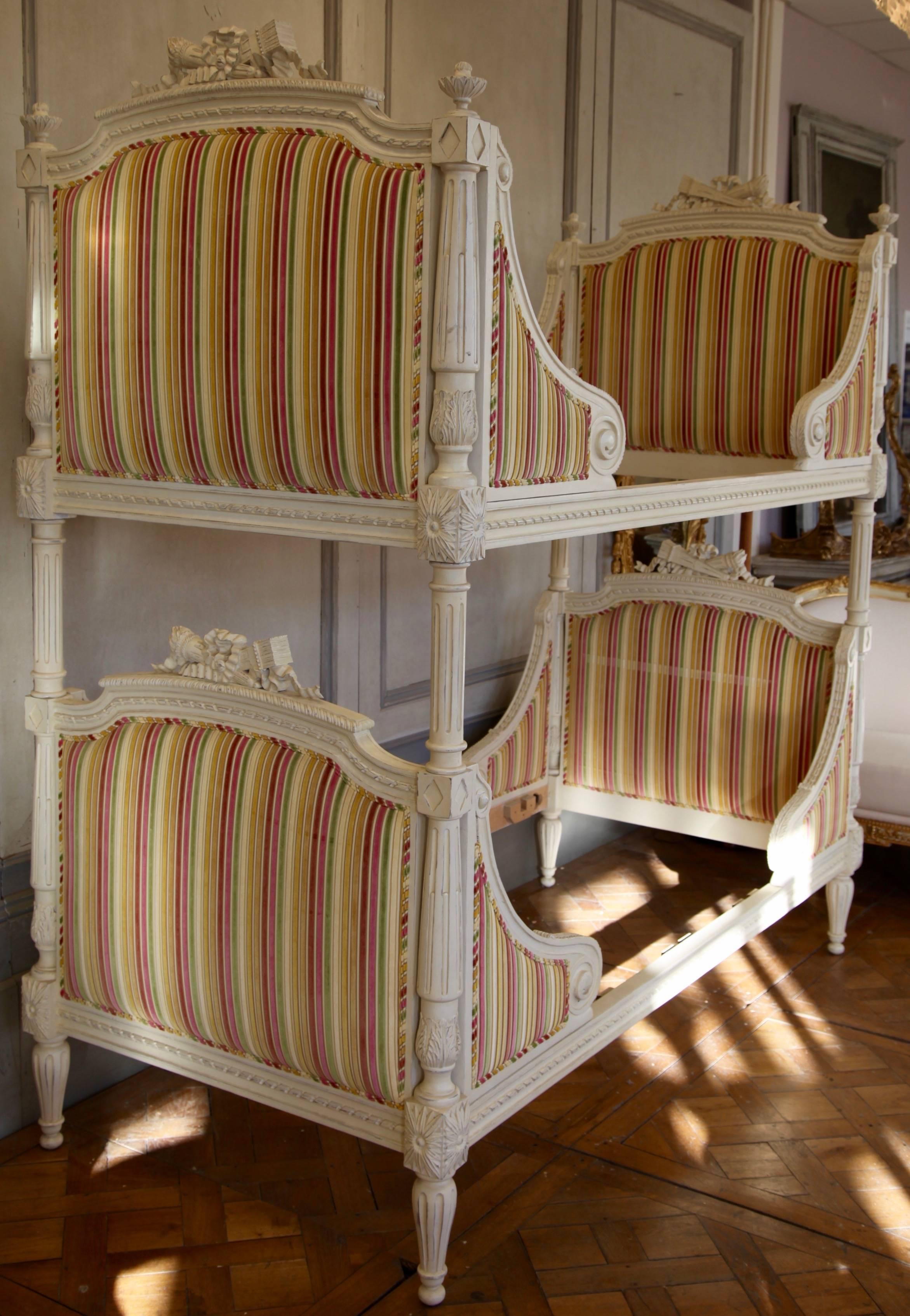 Ein Paar Einzelbetten im Louis-XVI-Stil/Matching, hergestellt von La Maison London (Louis XVI.) im Angebot