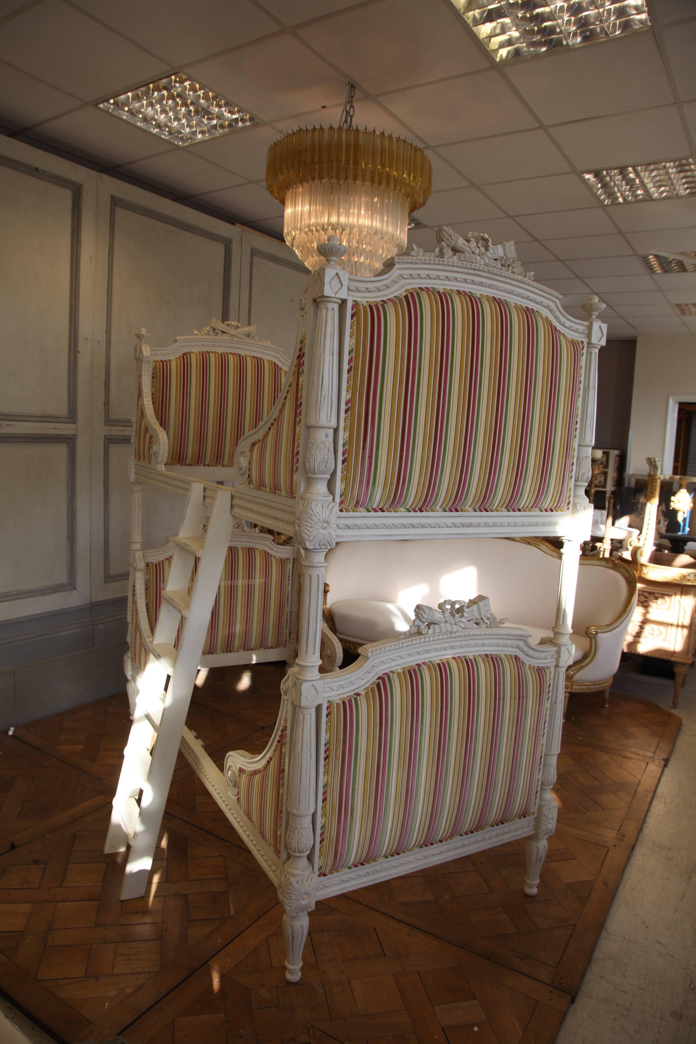 Ein Paar Einzelbetten im Louis-XVI-Stil/Matching, hergestellt von La Maison London (Britisch) im Angebot