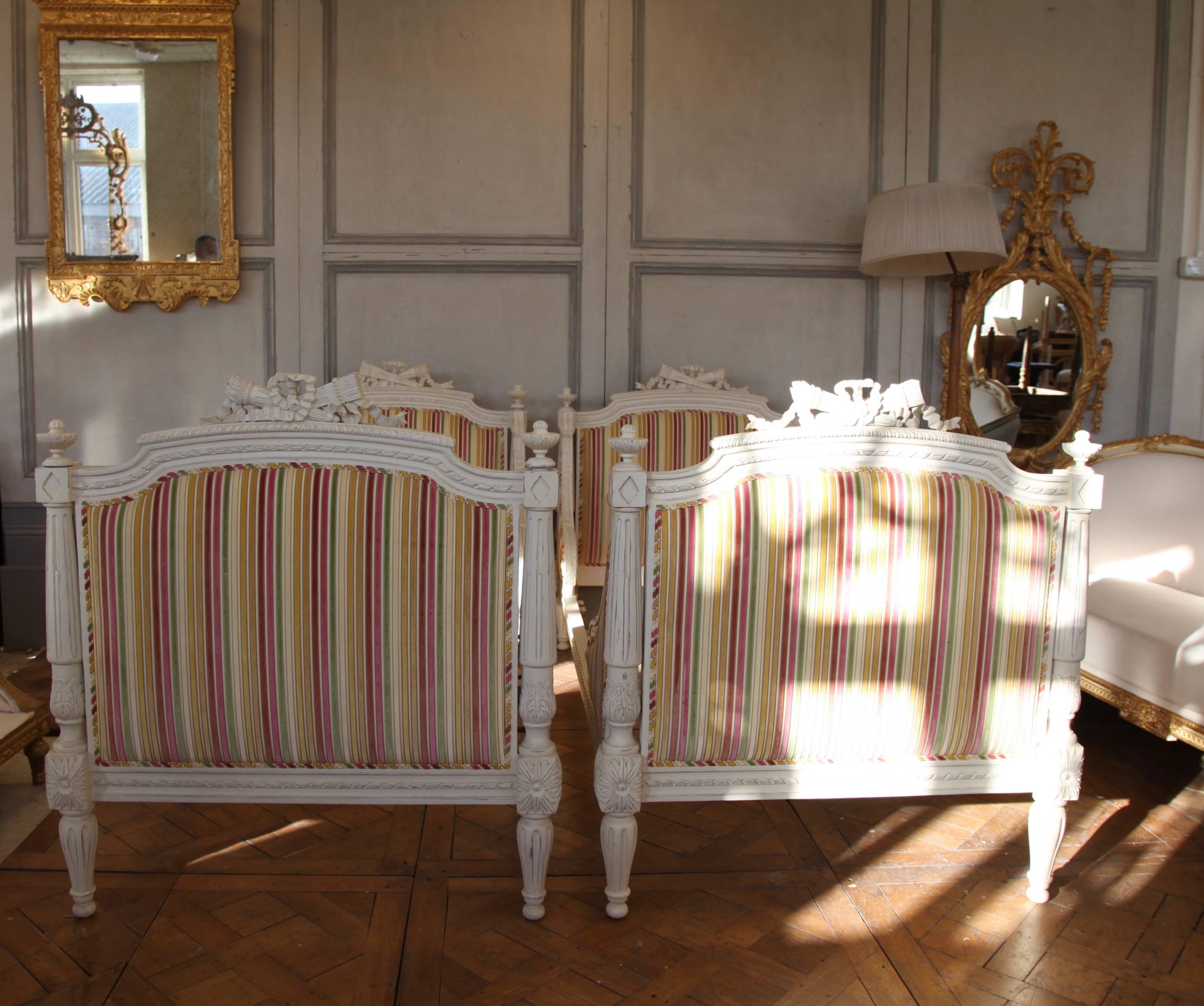 Ein Paar Einzelbetten im Louis-XVI-Stil/Matching, hergestellt von La Maison London (Handgeschnitzt) im Angebot