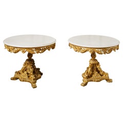 Pareja de mesas auxiliares de madera dorada estilo Luis XIV fabricadas por La Maison London