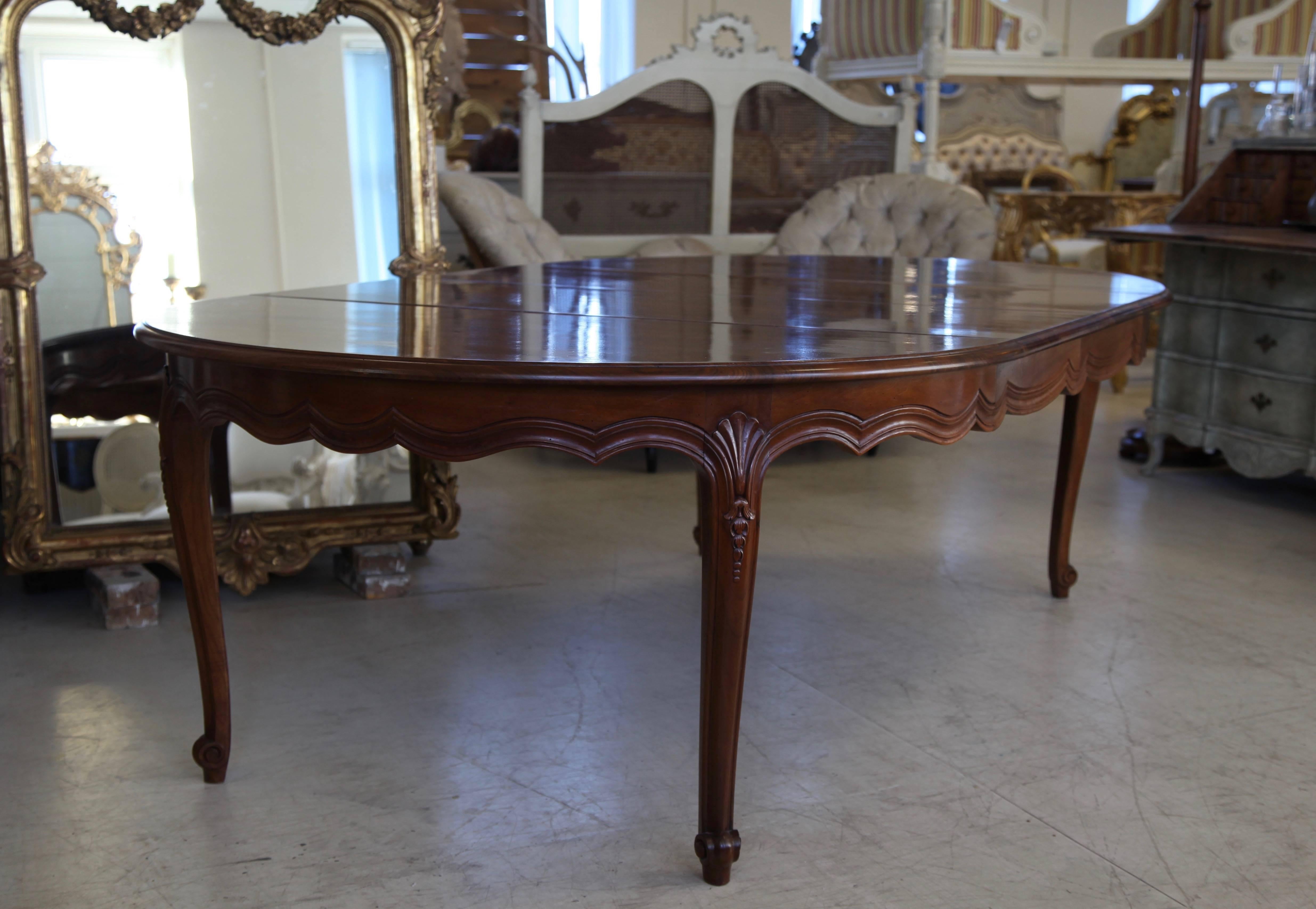 Mesa de comedor estilo Luis XV tallada a mano en nogal francés macizo Inglés en venta