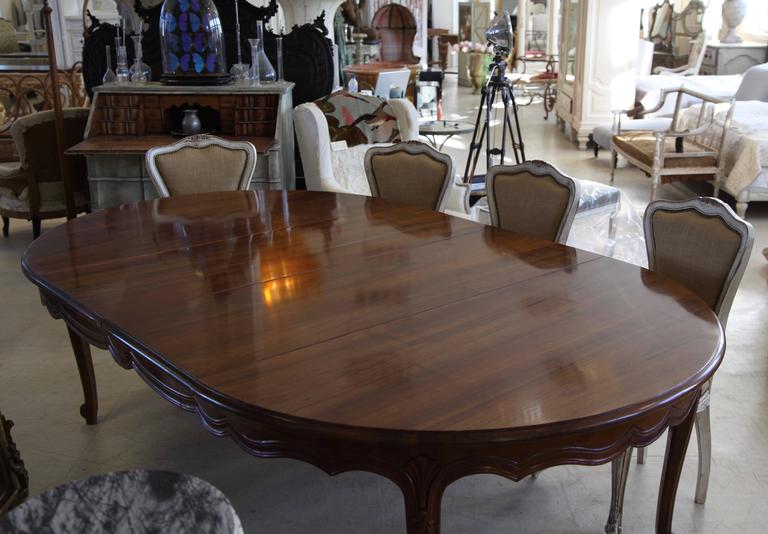 Louis XV Style Dining Table Hand-Carved in Solid French Walnut In Excellent Condition For Sale In London, GB