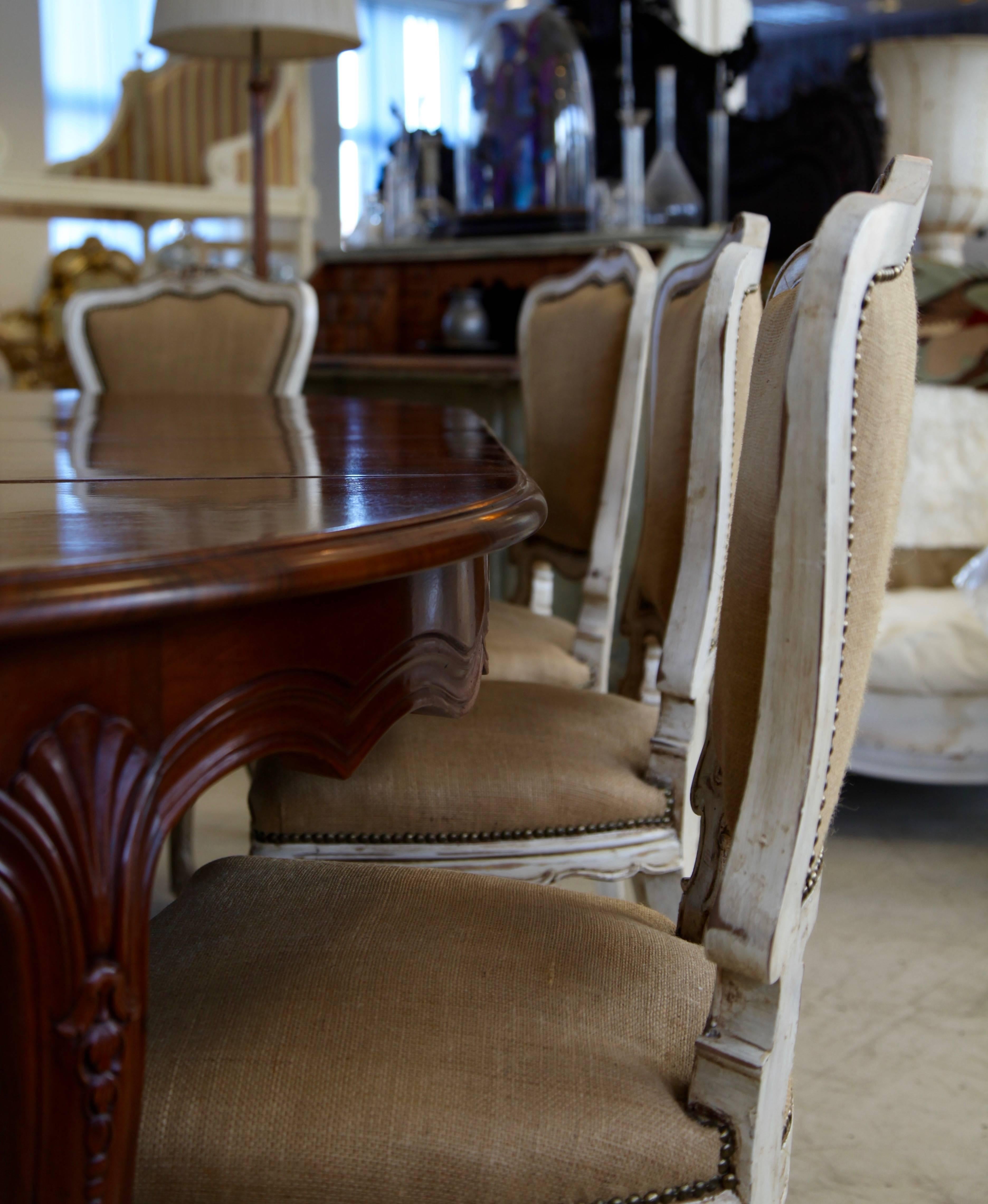 Mesa de comedor estilo Luis XV tallada a mano en nogal francés macizo en Excelente estado para la venta en London, Park Royal
