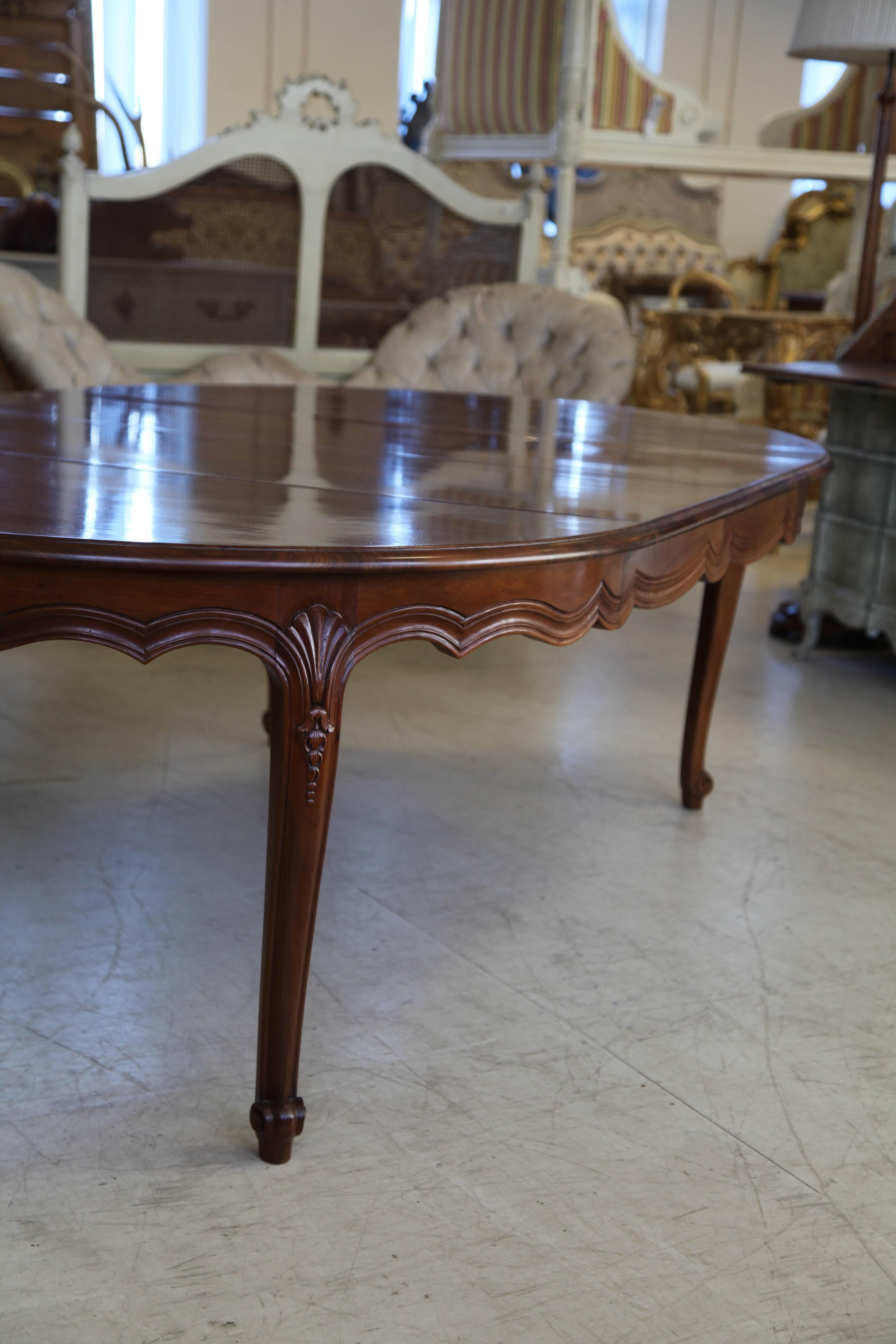 Mesa de comedor estilo Luis XV tallada a mano en nogal francés macizo Siglo XXI y contemporáneo en venta