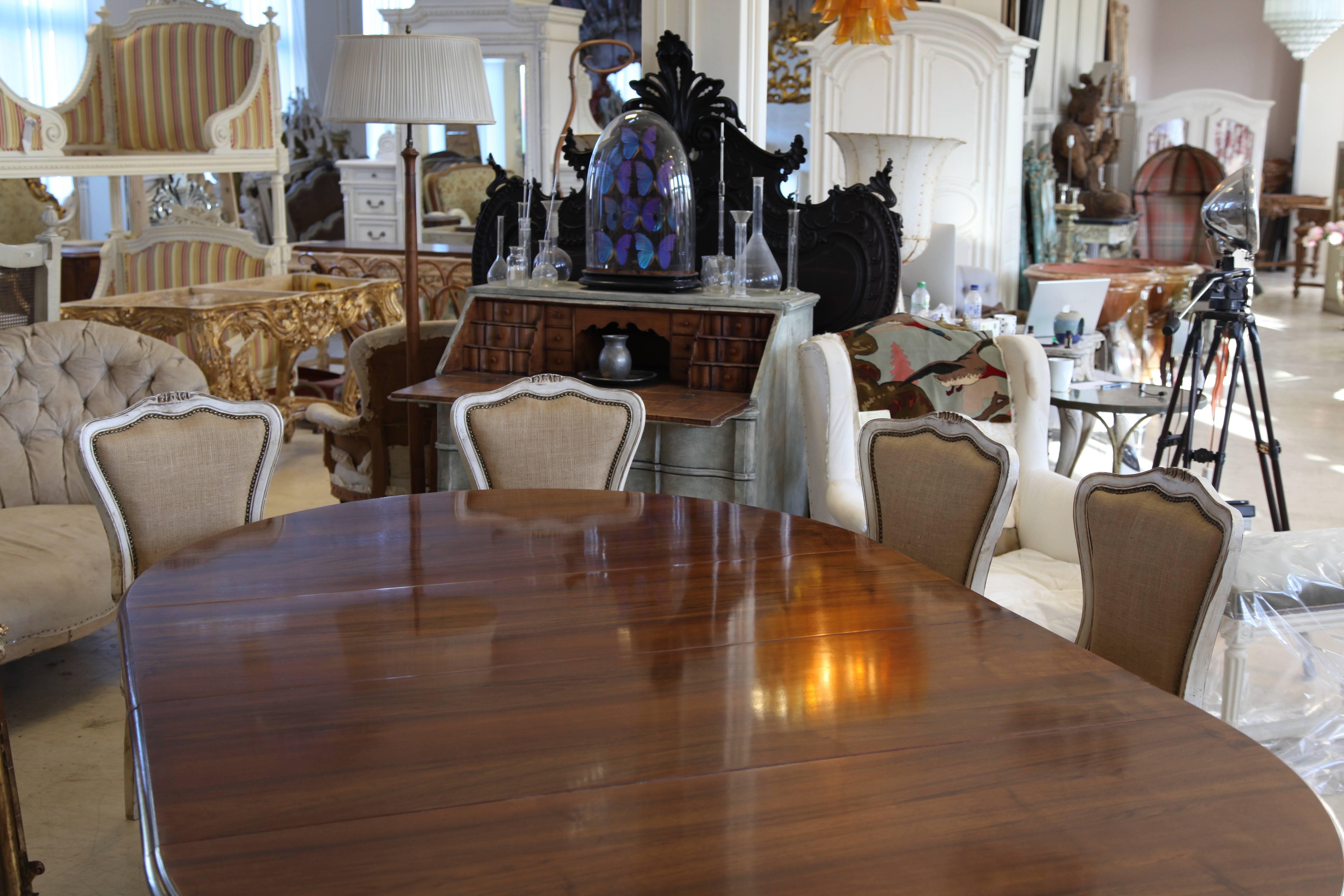 Mesa de comedor estilo Luis XV tallada a mano en nogal francés macizo Madera en venta