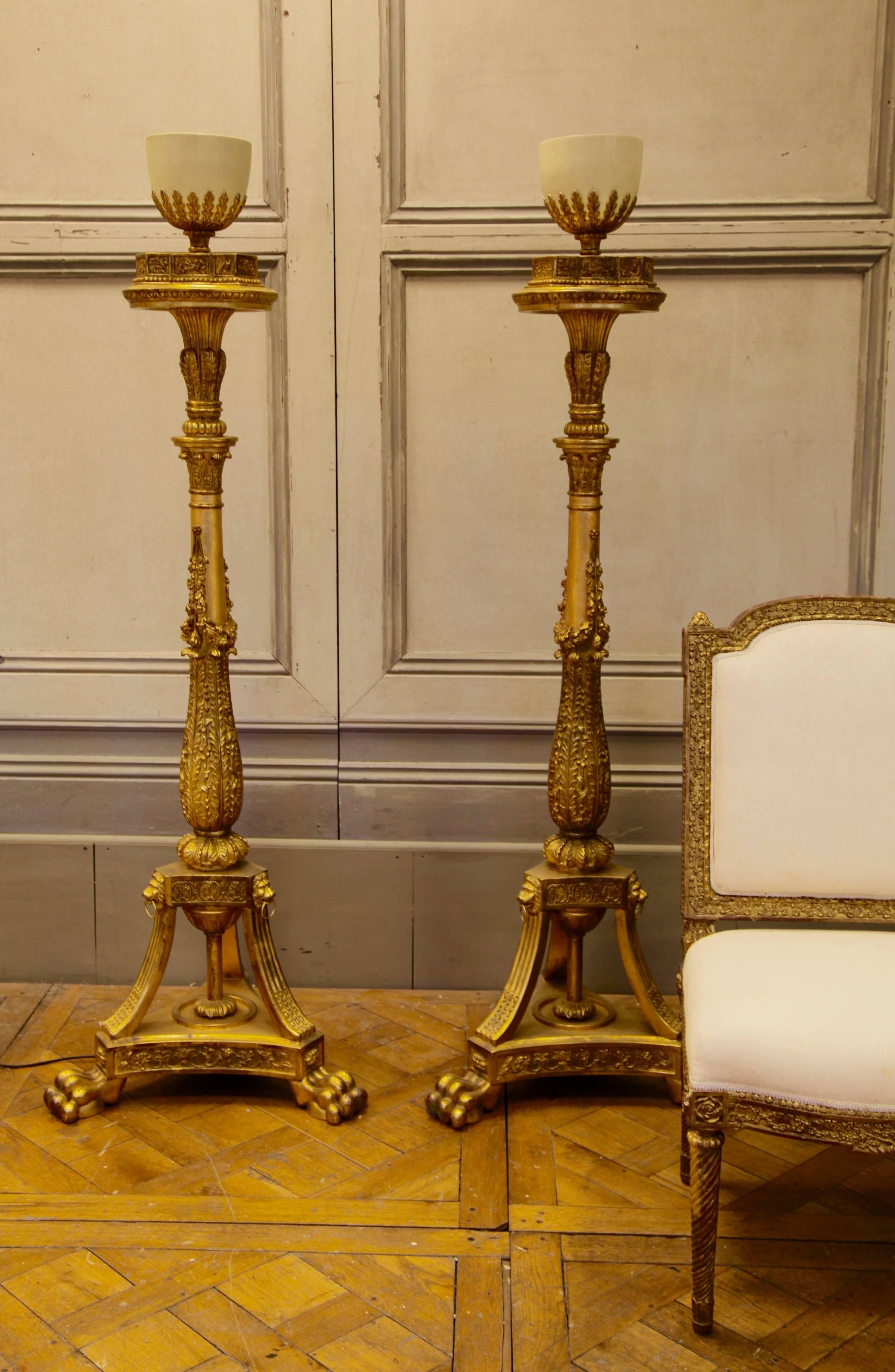 Beeindruckende Fackeln aus vergoldetem Holz im Louis-XVI-Stil (Louis XVI.) im Angebot
