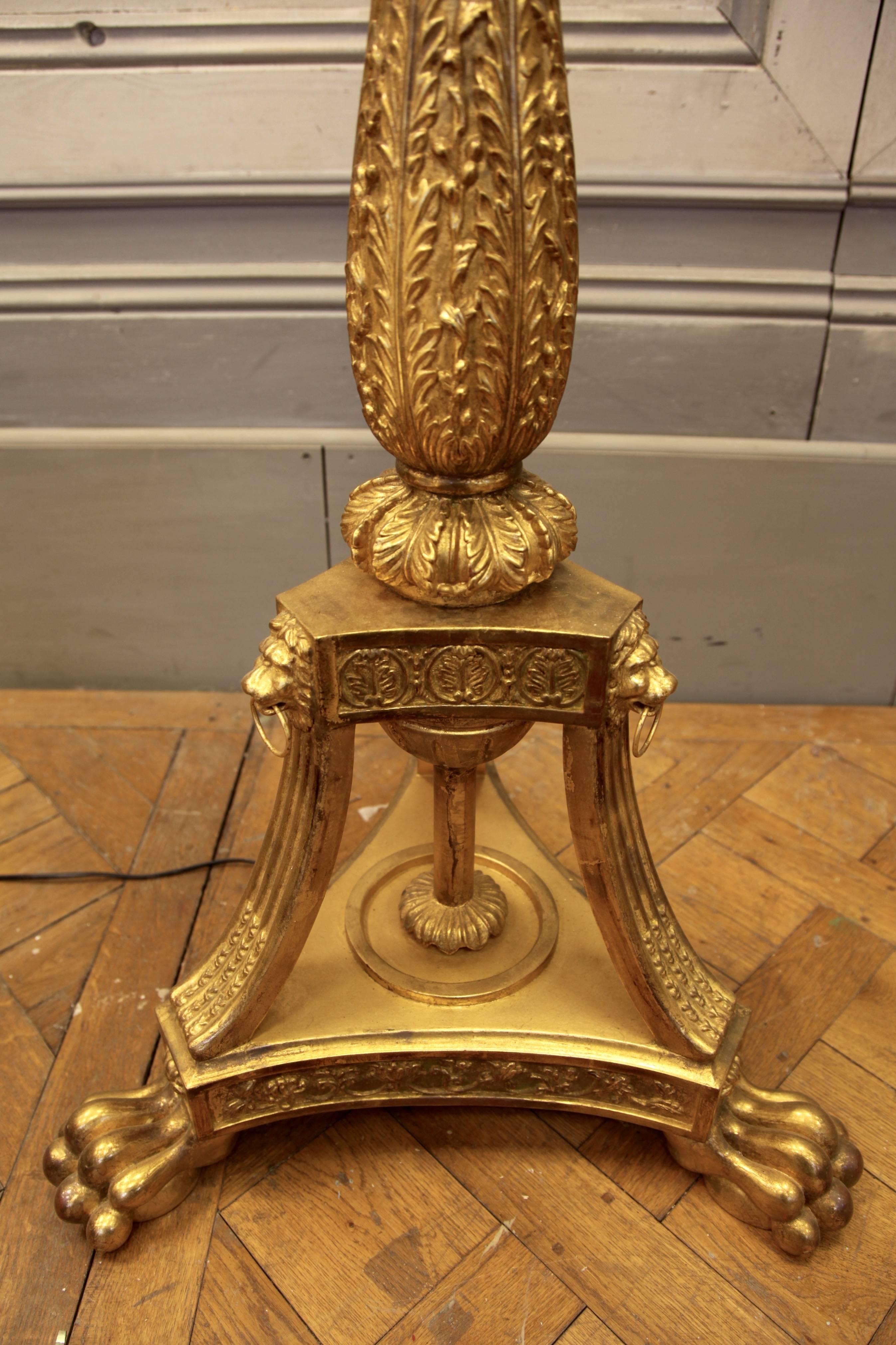 Bois doré Impressionnantes torchères en bois doré de style Louis XVI en vente