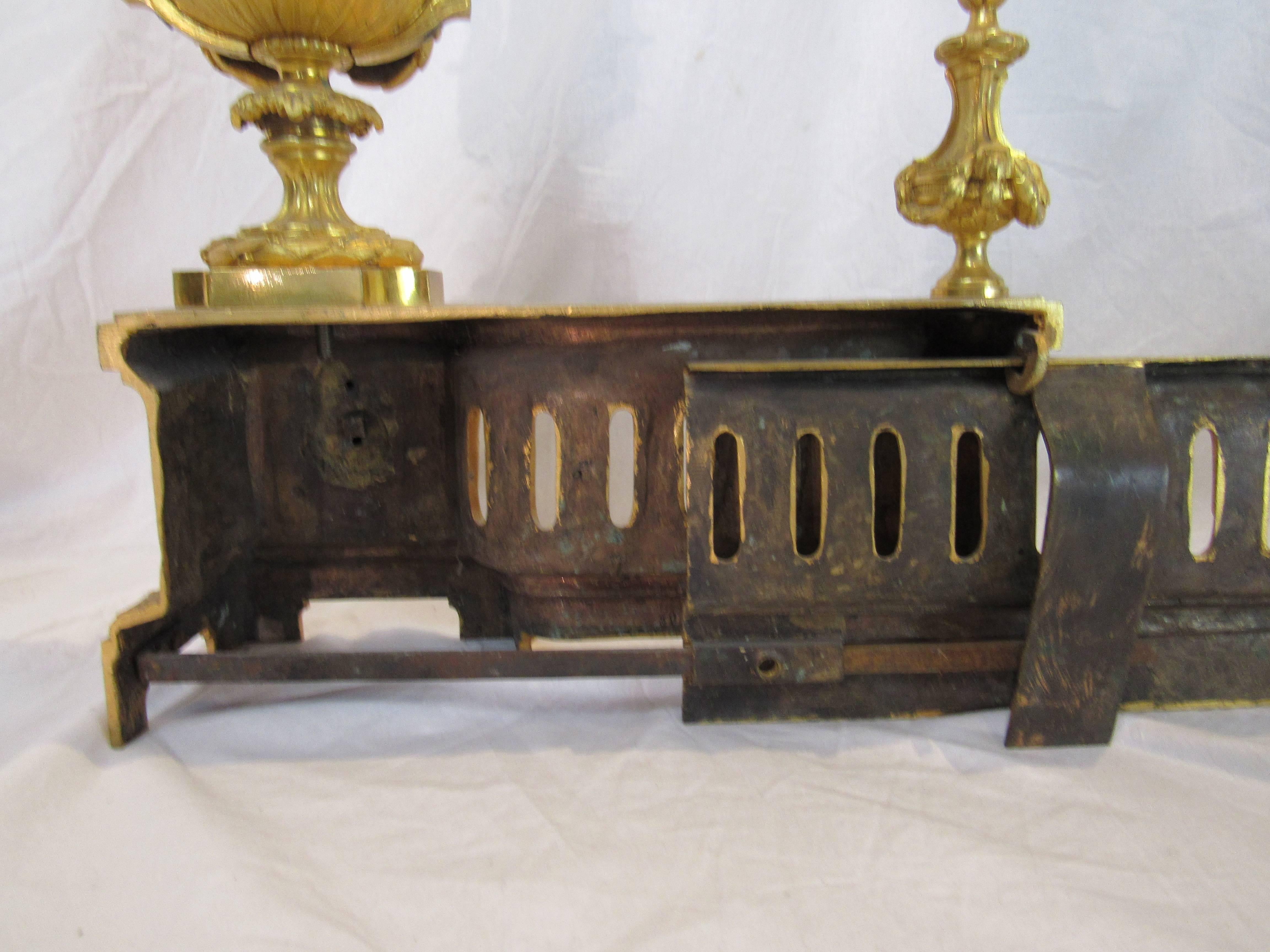 Lovely gilded fireplace fender, European, 19th century.

Urns with garlands and flame top.

Adjustable length from 38.5