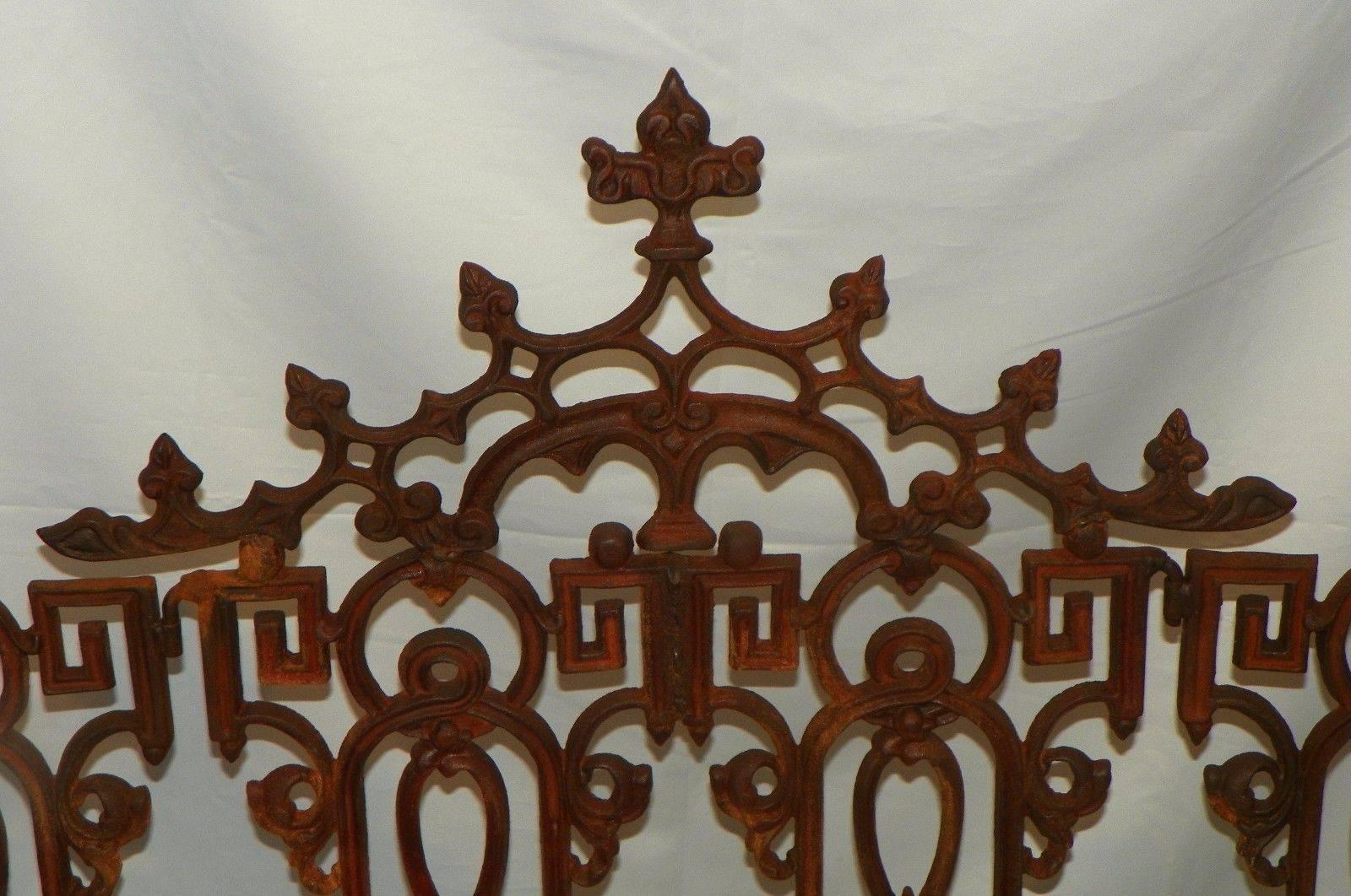 Large impressive fireplace screen. Very heavy iron. Gothic style, 19th century.

Measures: 47