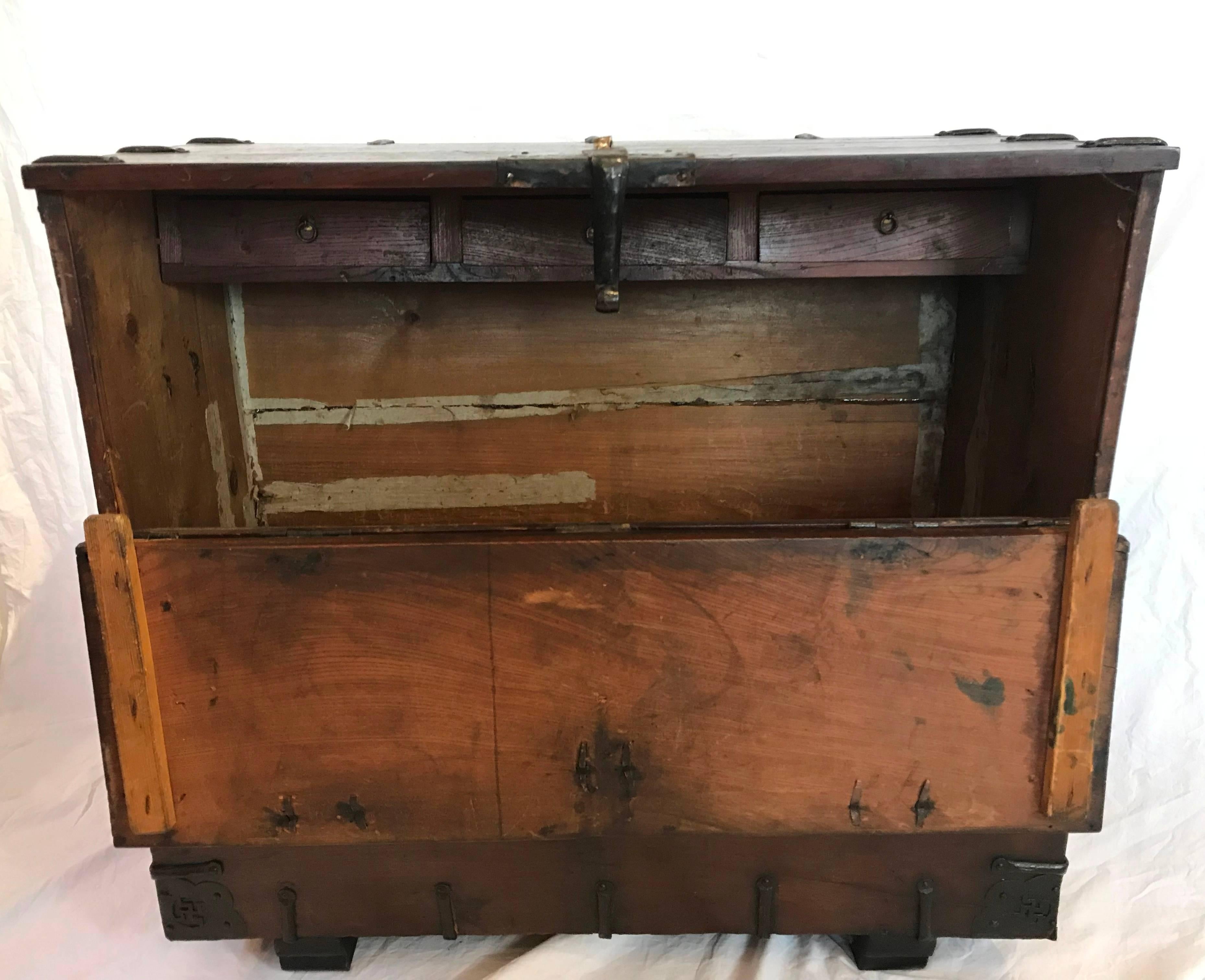 Korean Bandaji Blanket Chest, 19th Century In Good Condition For Sale In Seattle, WA