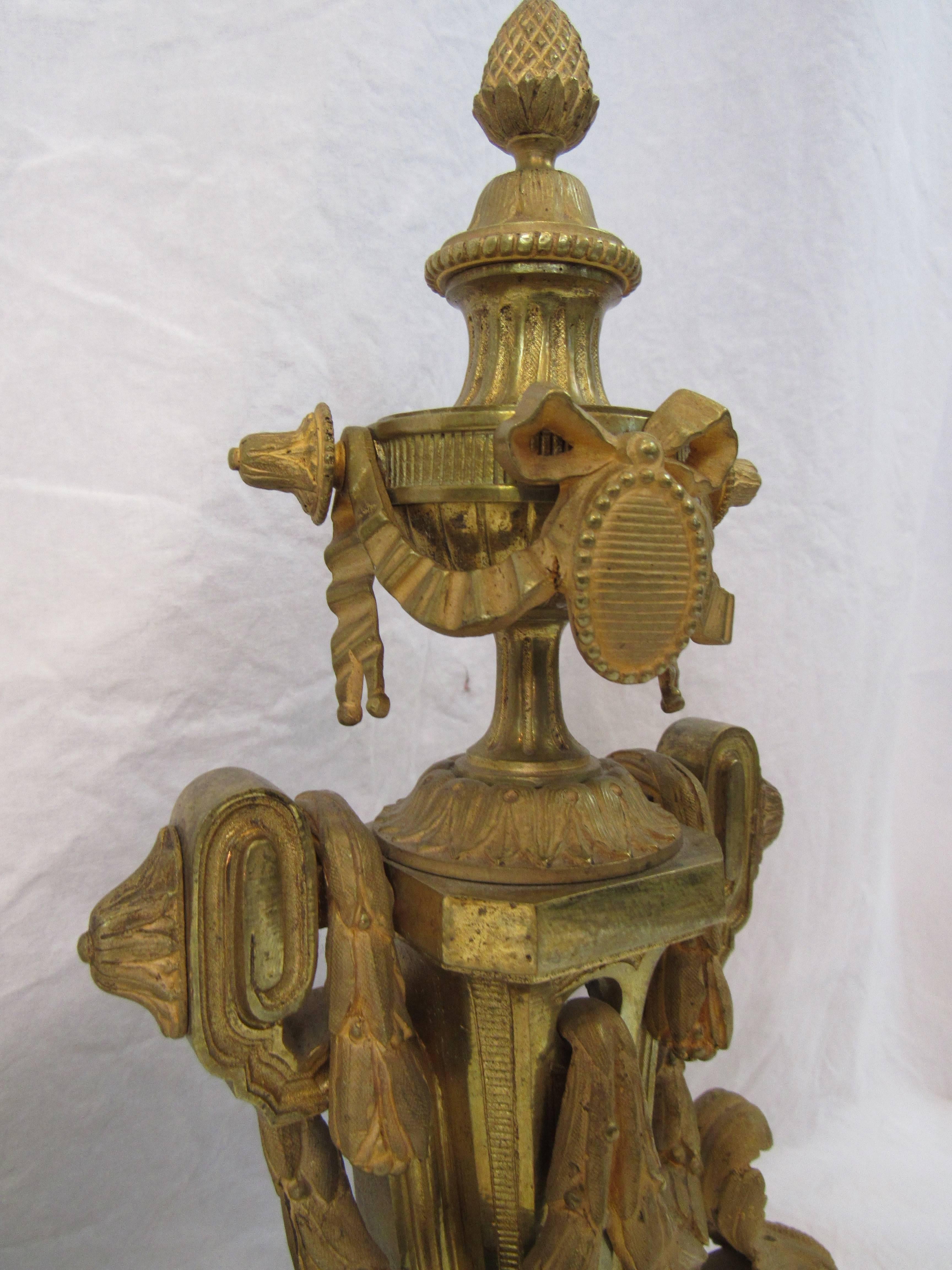 Adjustable fireplace fender. Urns and swags.

French ormolu, 19th century. Lovely patinated color.

Adjustable from 33