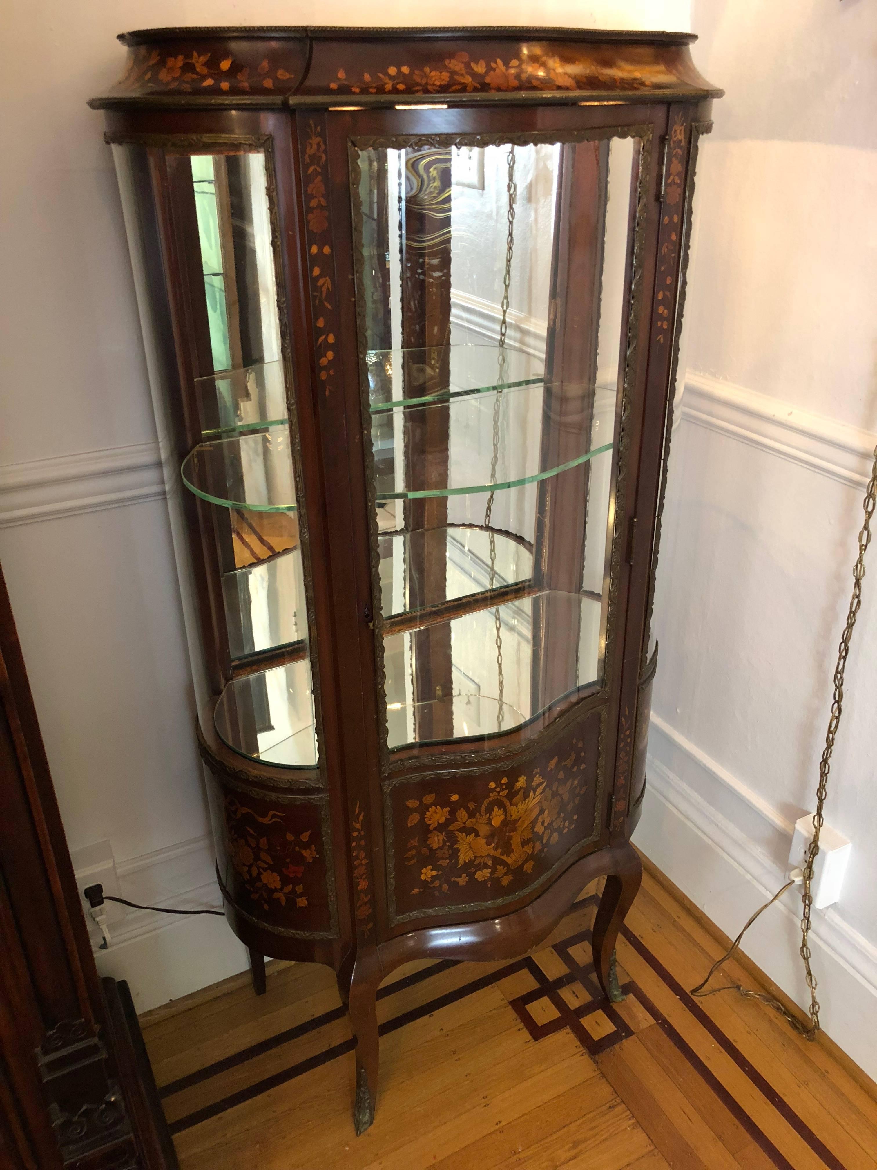 Beautiful vitrine cabinet, fully inland with flowers and a basket. 

One light at the top 

Curved glass door,

circa 1910.

 