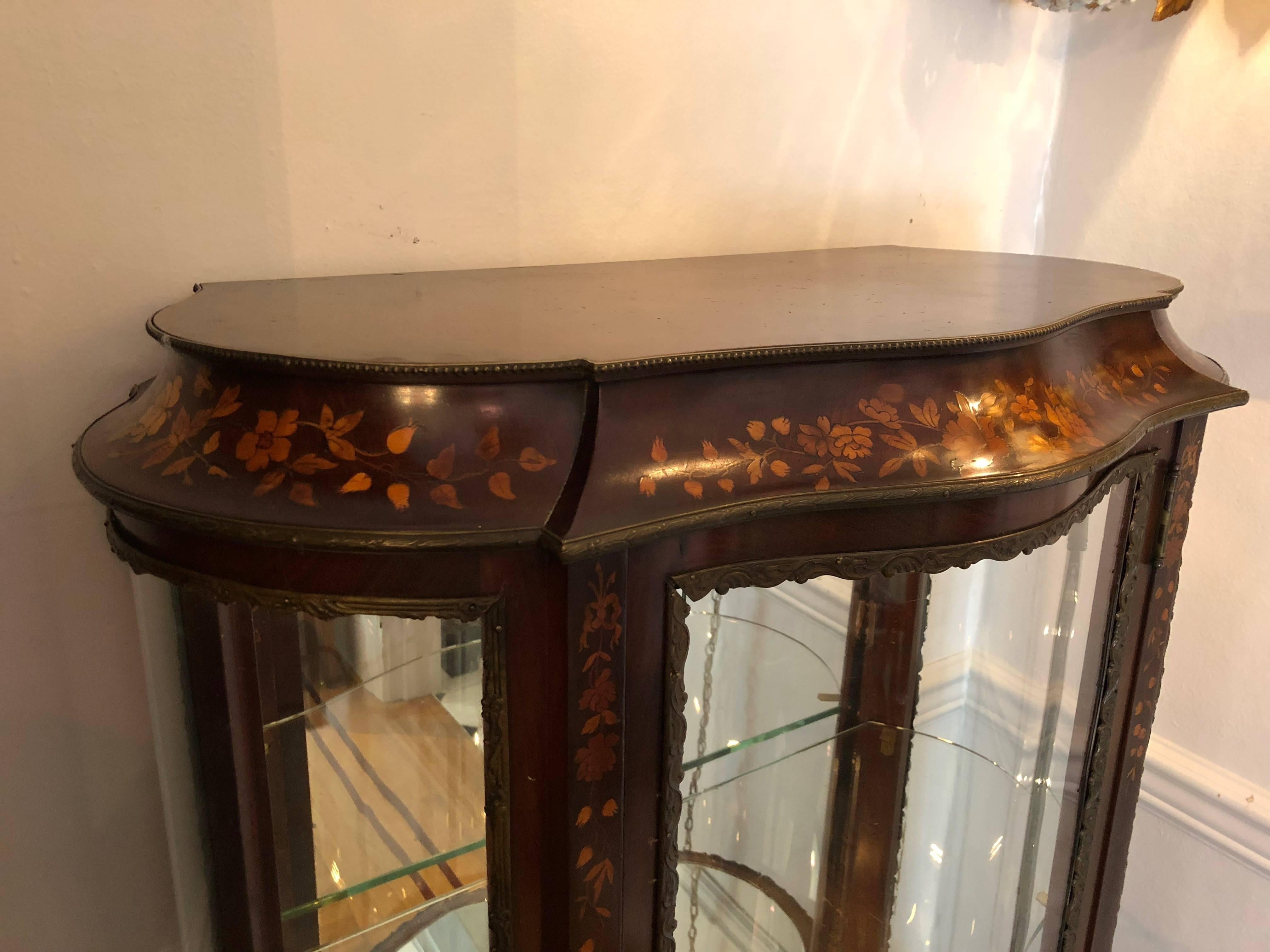 Continental Floral Inlaid Vitrine, Displayed Cabinet, Early 20th Century, Lit In Good Condition For Sale In Seattle, WA