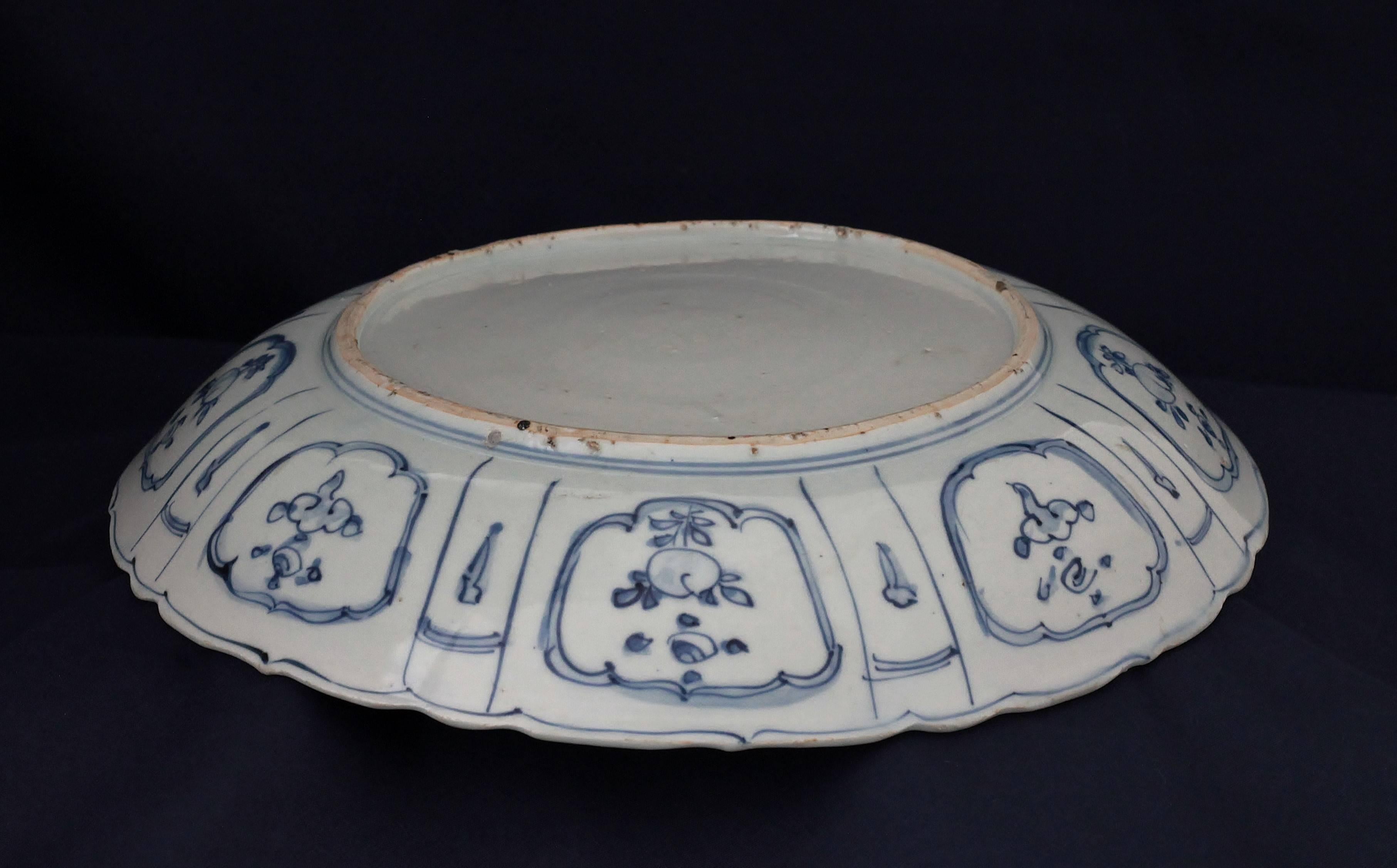 Wan Li Period, Porcelain Round Dish of China in Blue In Excellent Condition For Sale In Paris, FR