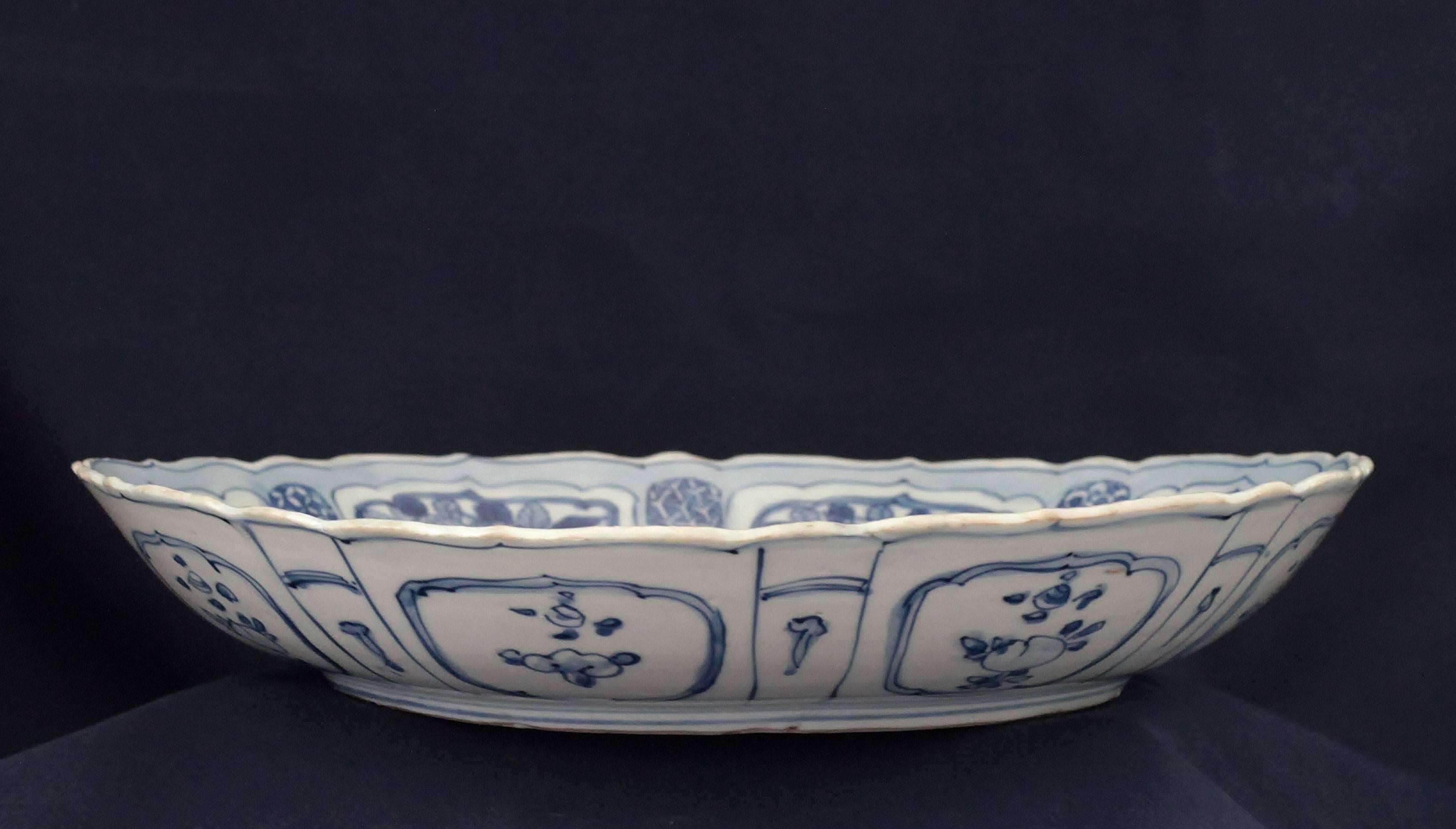 Chinese Wan Li Period, Porcelain Round Dish of China in Blue For Sale