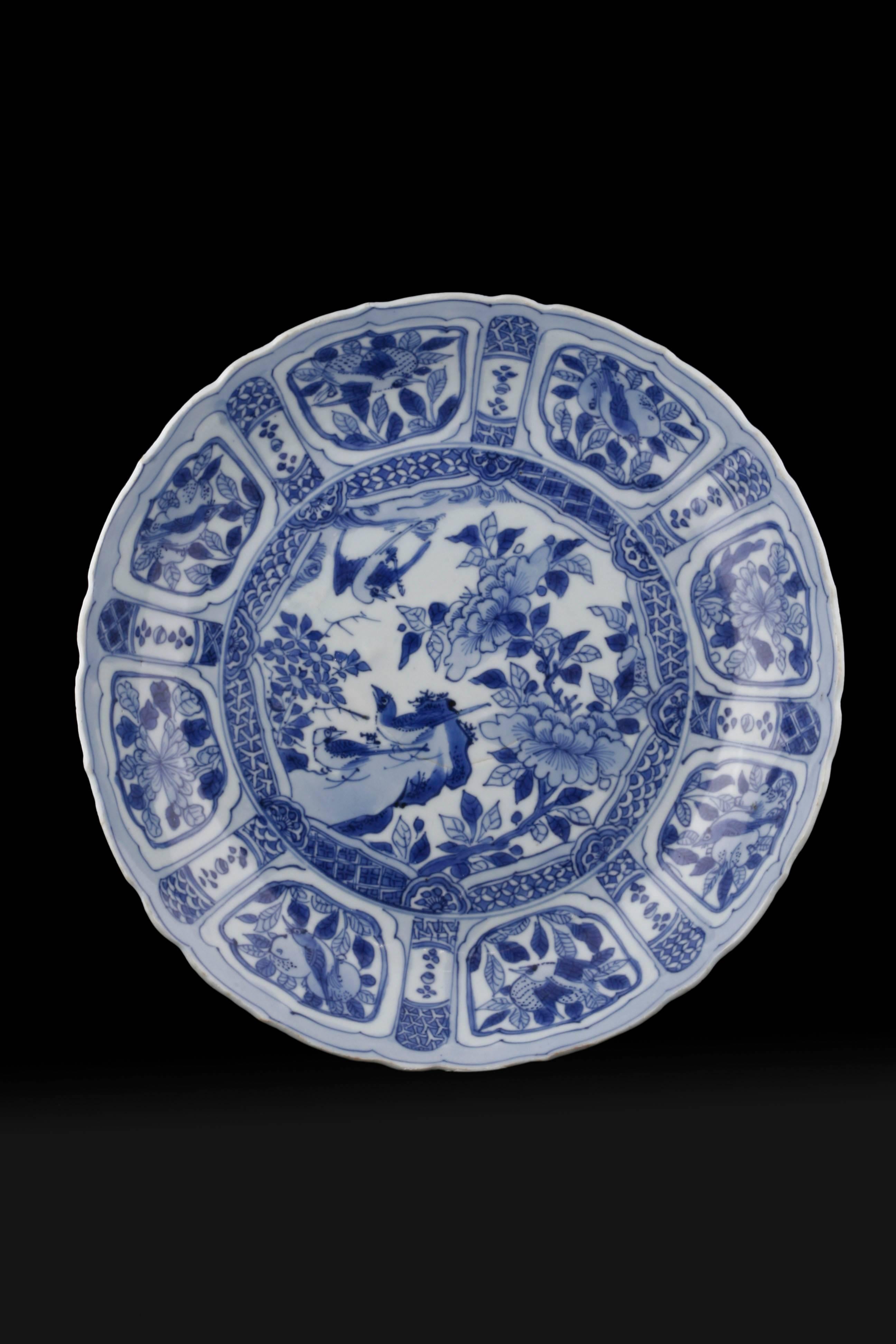 Wan Li Period, Porcelain Round Dish of China in Blue For Sale 2