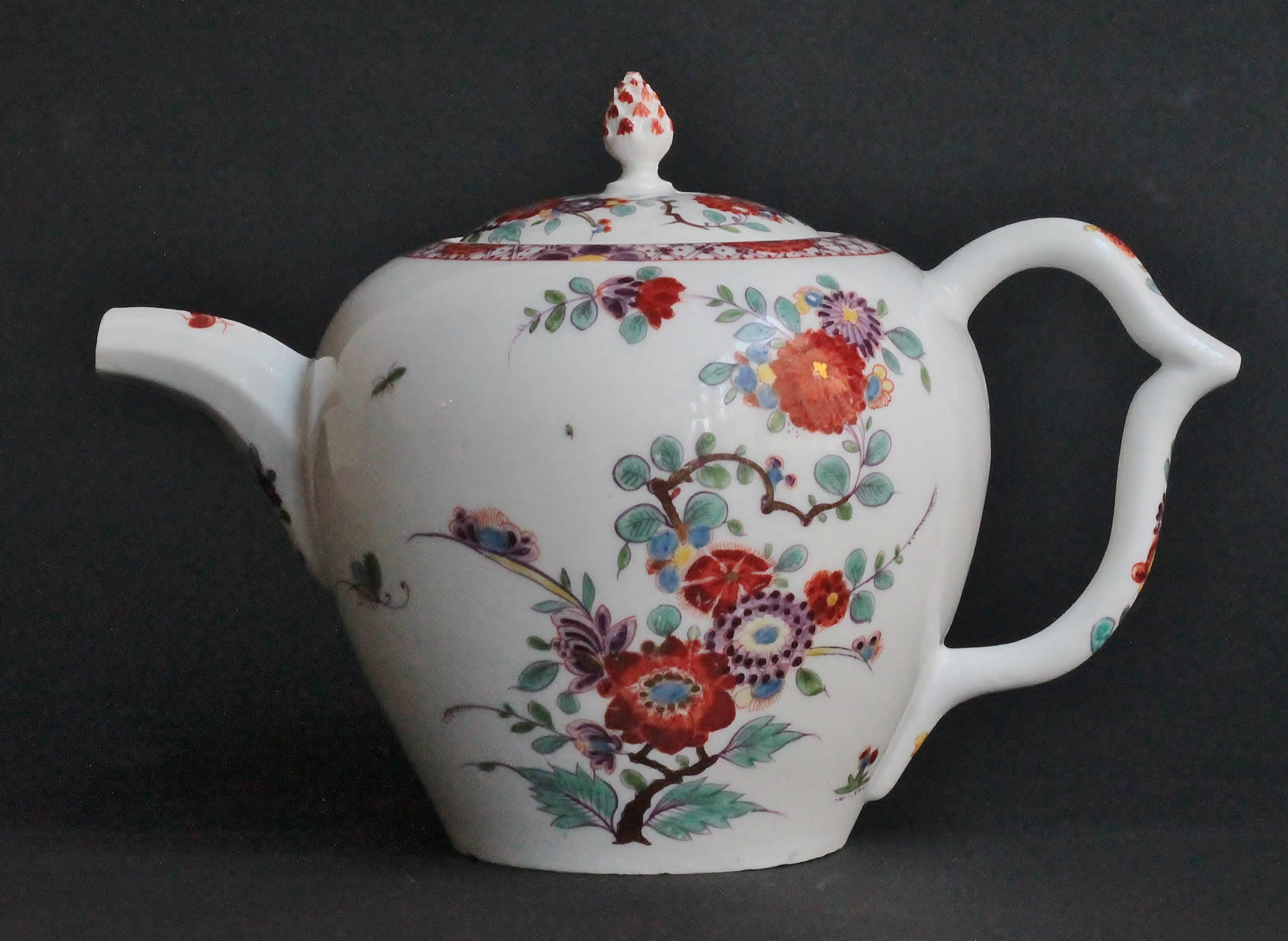 A Meissen (Saxe) porcelain teapot with polychrome Kakiemon decoration of flowers and foliage.
Attributed at the painter Adam Friedrich von Löwenfinck (1714-1754) specialist of India flowers at Meissen (1727-1736), circa 1728-1730. Measures: Height: