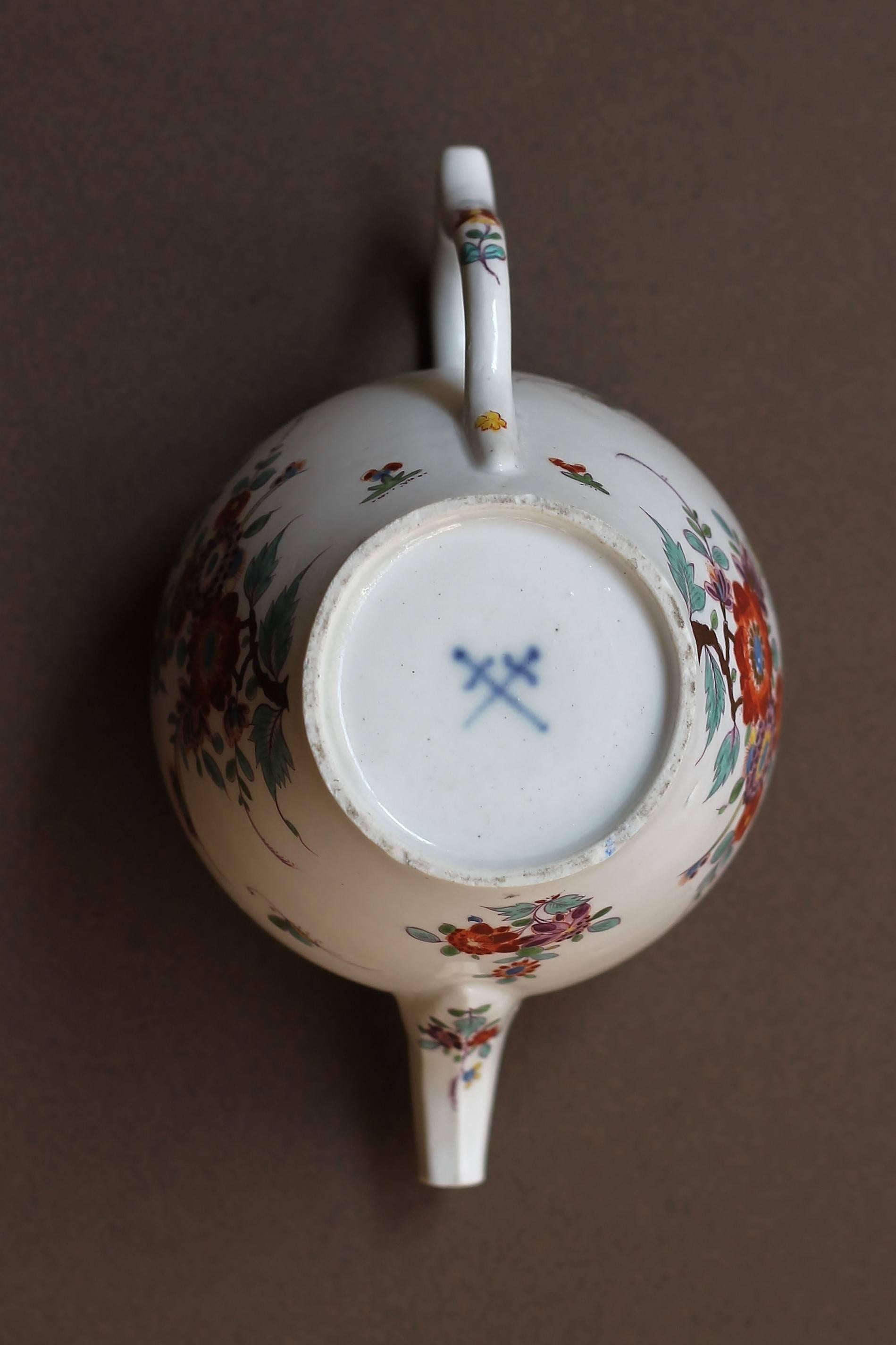 Meissen 'Saxe' Porcelain Teapot, circa 1728-1730 In Excellent Condition For Sale In Paris, FR