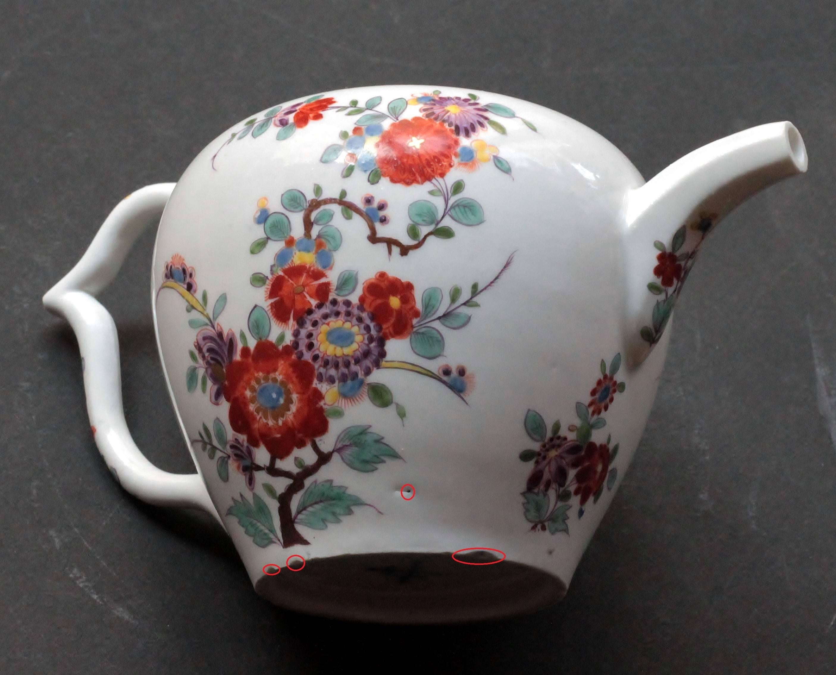 Meissen 'Saxe' Porcelain Teapot, circa 1728-1730 For Sale 3