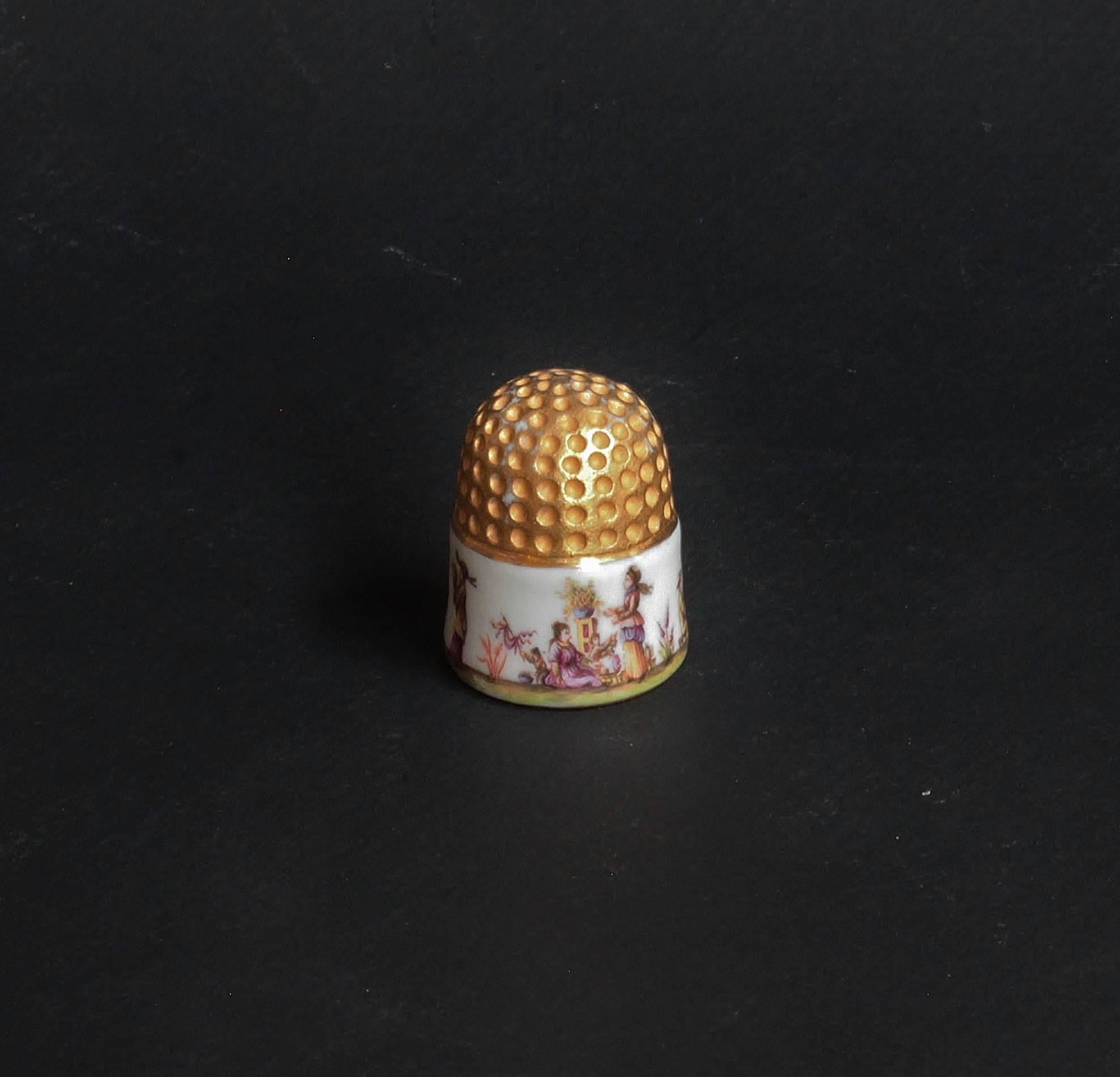 A Meissen Porcelain thimble with chinoiserie scenes and coat of arms of Johann Christian Hennicke (1681-1752). No marks, circa 1735-1740.
Measures: Height: 2.8 cm and diameter: 2 cm. Good state.
 