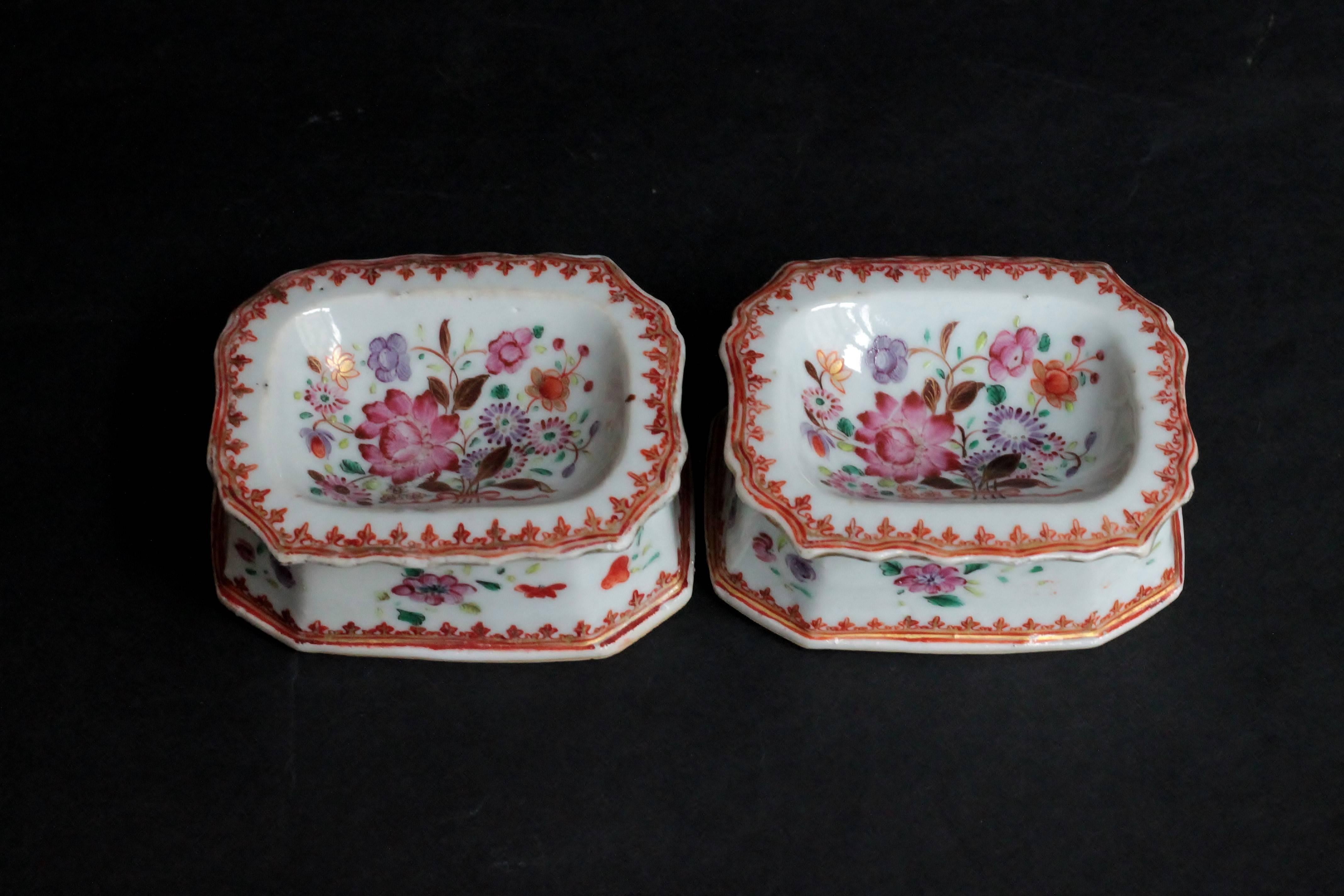 A pair of rectangular salts in porcelain of China with enamels of famille rose and gold.
Decorated with flowers in the centre and on the side. Iron spikes in gold on the rim.
Qianlong period (1736-1795). 18th century.
Measures: Height 3.5 cm,