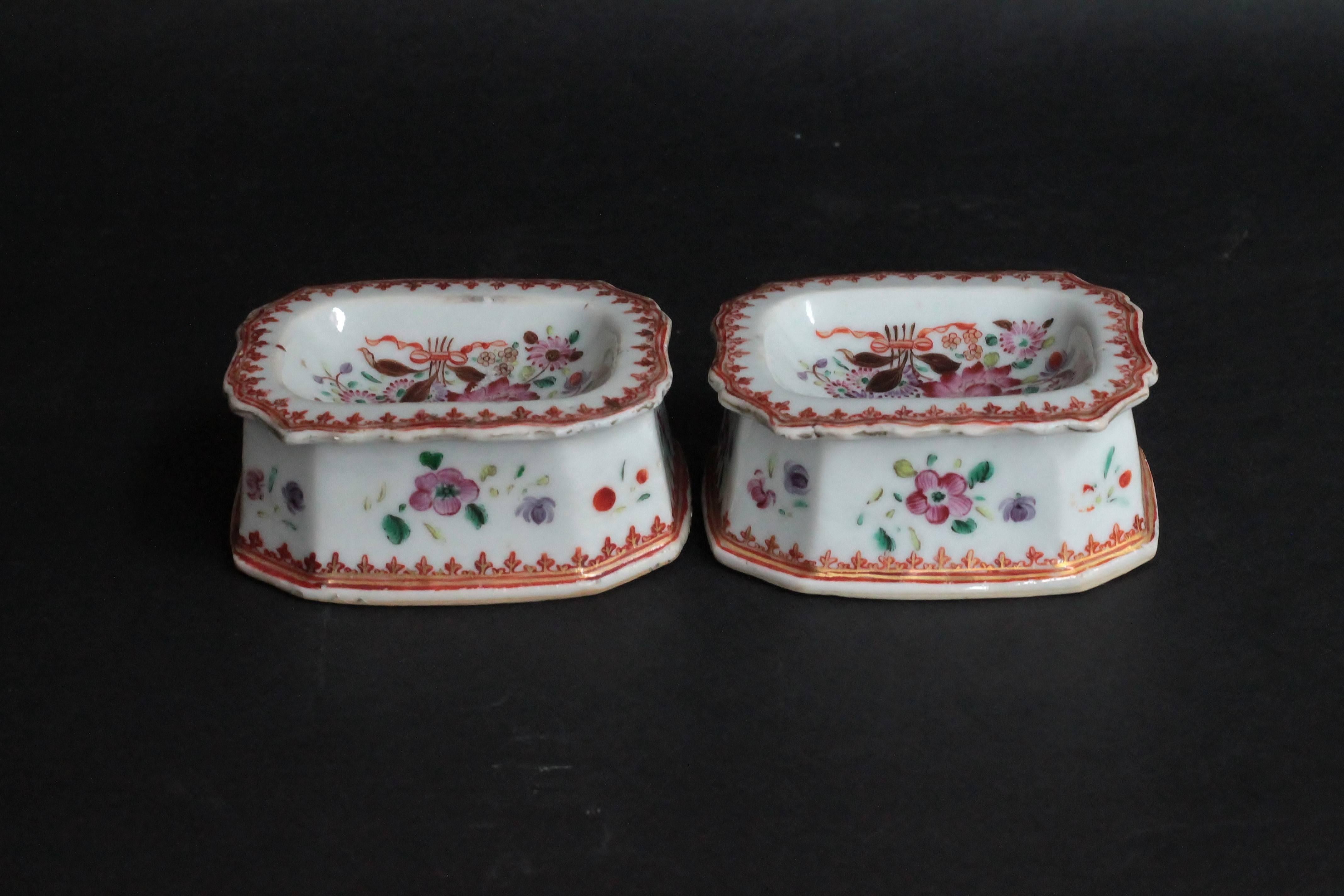 Chinese Pair of Rectangular Salts in Porcelain of China, Qianlong Period, 18th Century For Sale