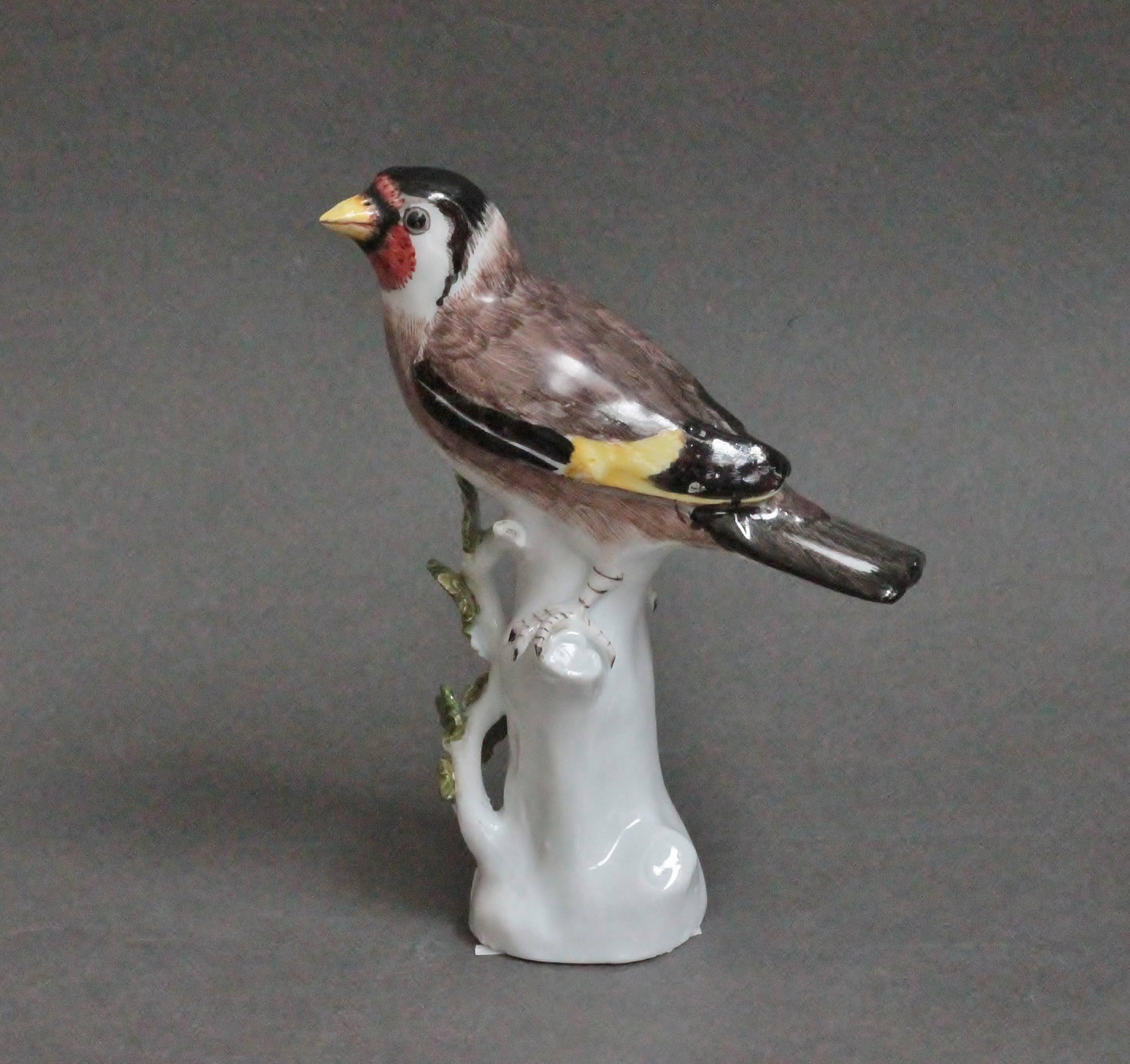 Porcelain figure of goldfinch perched on tree-stumps applied with leaves, modelled by J.J. Kandler in 1740.
Crossed swords mark in underglaze-blue. Meissen manufacture, circa 1745, 18th century.
Measures: Depth 5 cm, width 9 cm, height 13